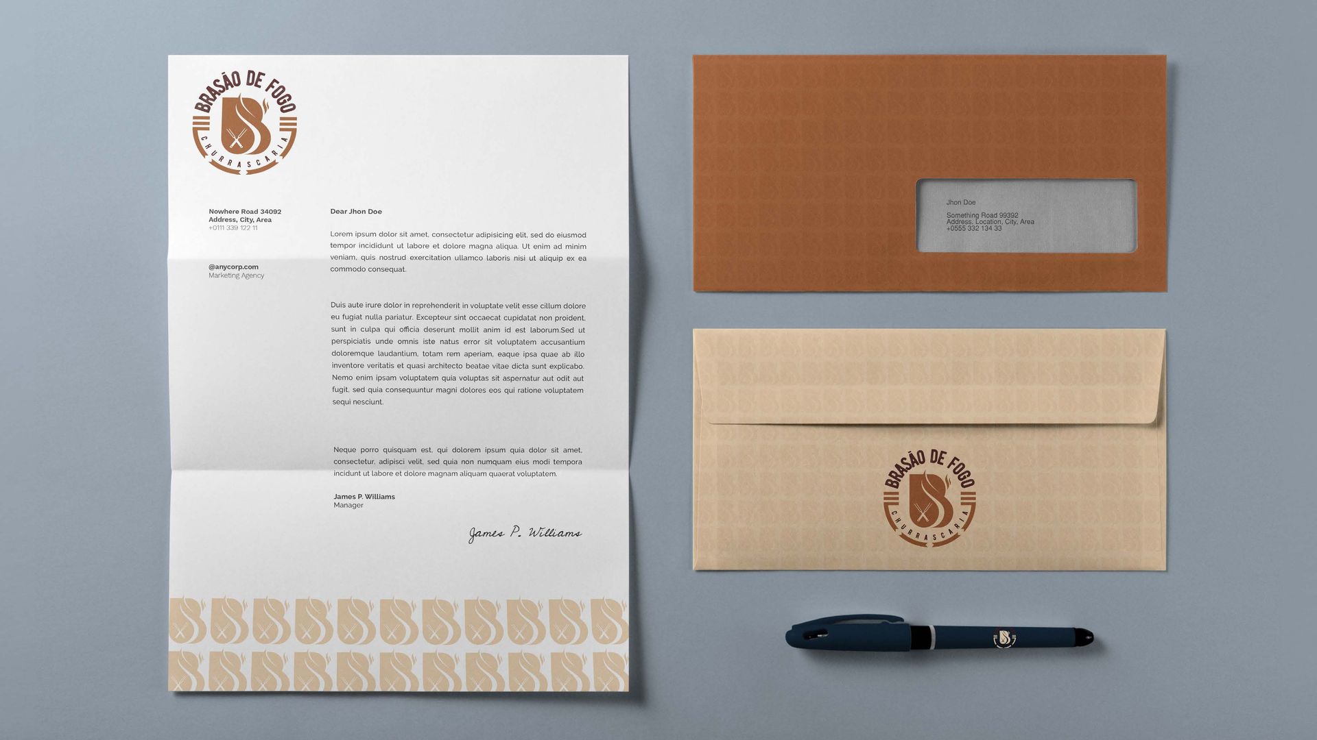 Papel timbrado, dois envelopes e caneta em um modelo de papelaria; a marca inclui um logotipo marrom com um