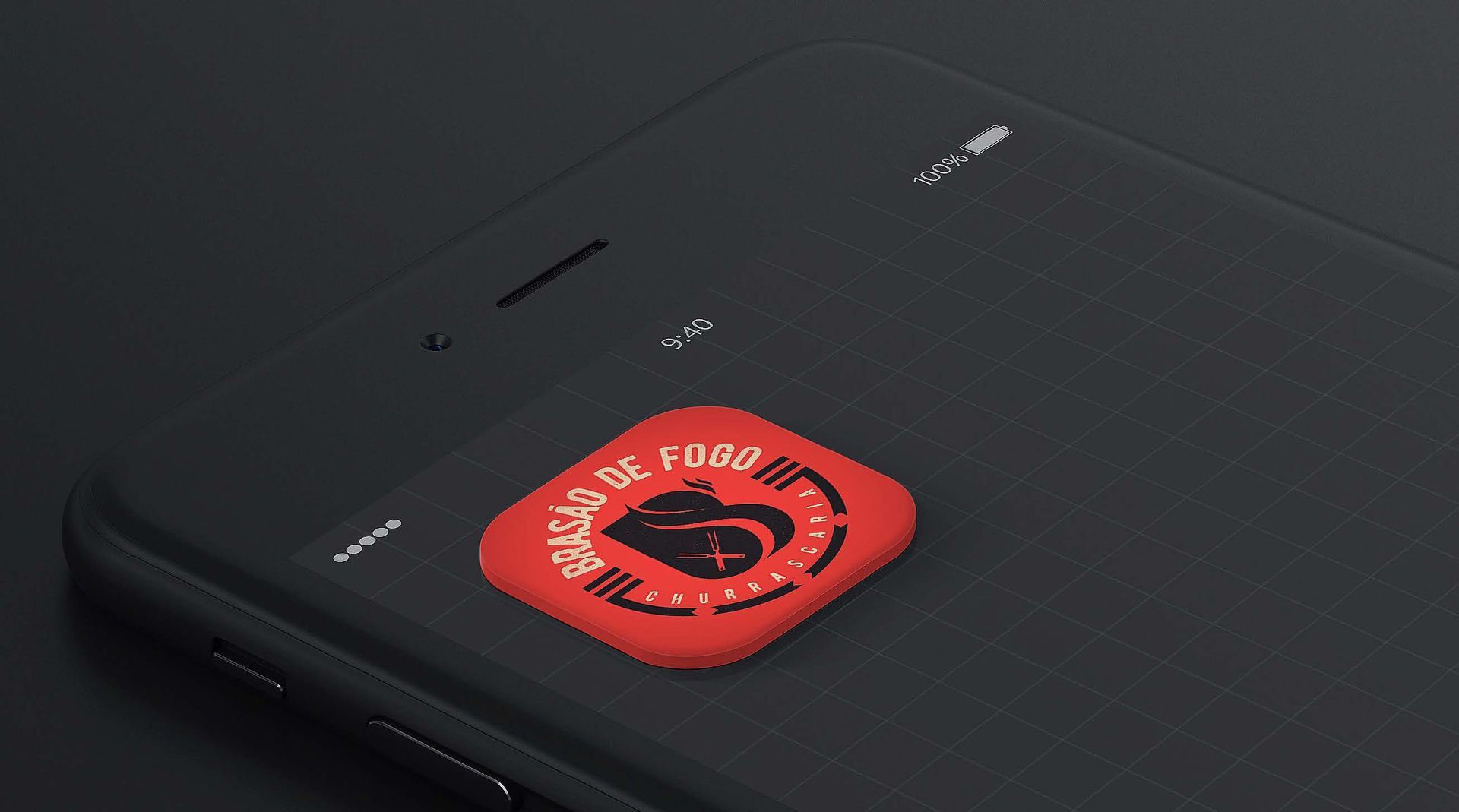 Um smartphone preto com um adesivo quadrado vermelho na parte traseira. O adesivo tem design e texto pretos, provavelmente um logotipo.