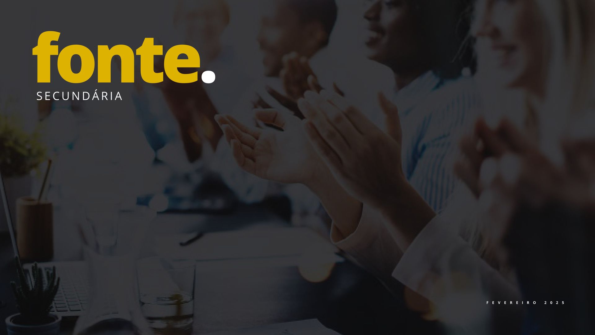 Logotipo “fonte.” em amarelo sobre um fundo escuro e desfocado de pessoas aplaudindo em uma sala de reuniões.