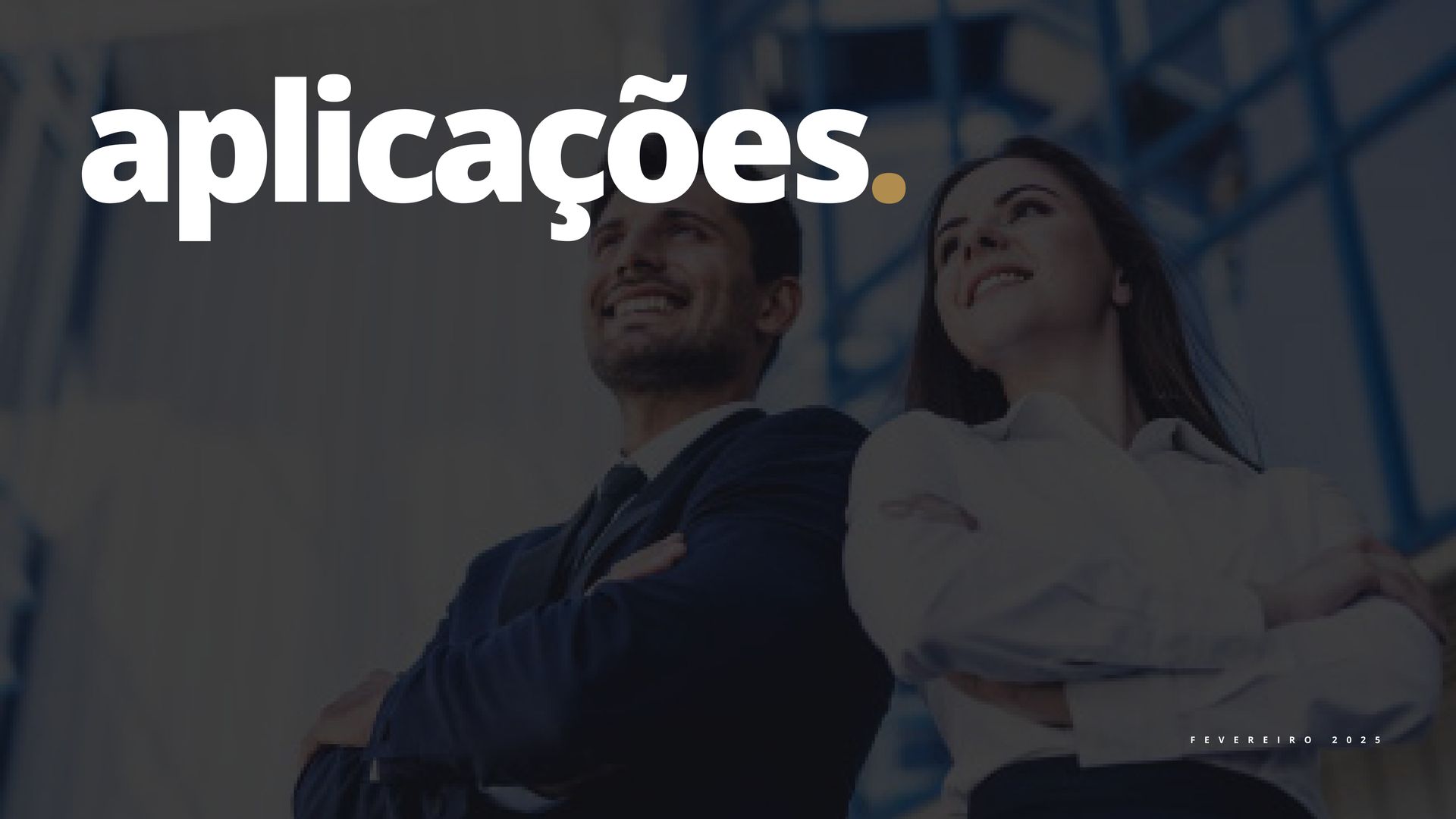 Duas pessoas de braços cruzados sob céu escuro, com a palavra “aplicações” no topo esquerdo.