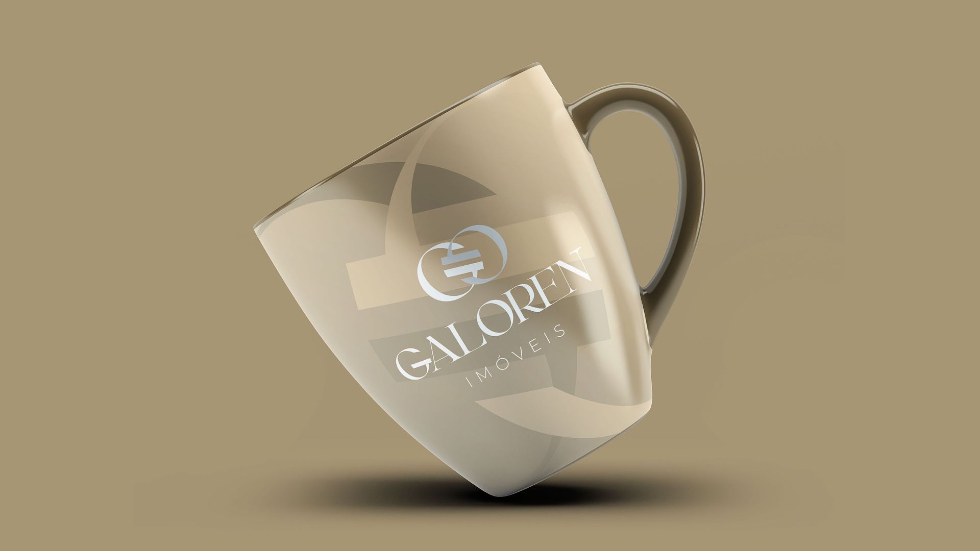 Caneca de vidro transparente com alça, apoiada sobre uma superfície bege com sombra suave e texto do logotipo.
