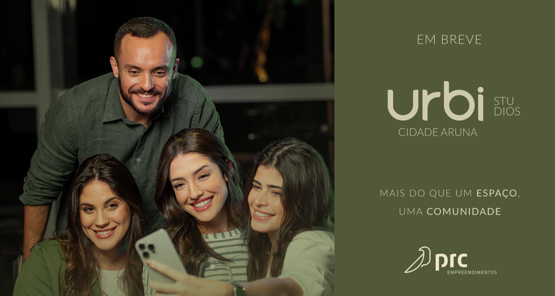 Um homem e três mulheres sorriem, tirando uma selfie. Fundo verde-escuro com a marca 