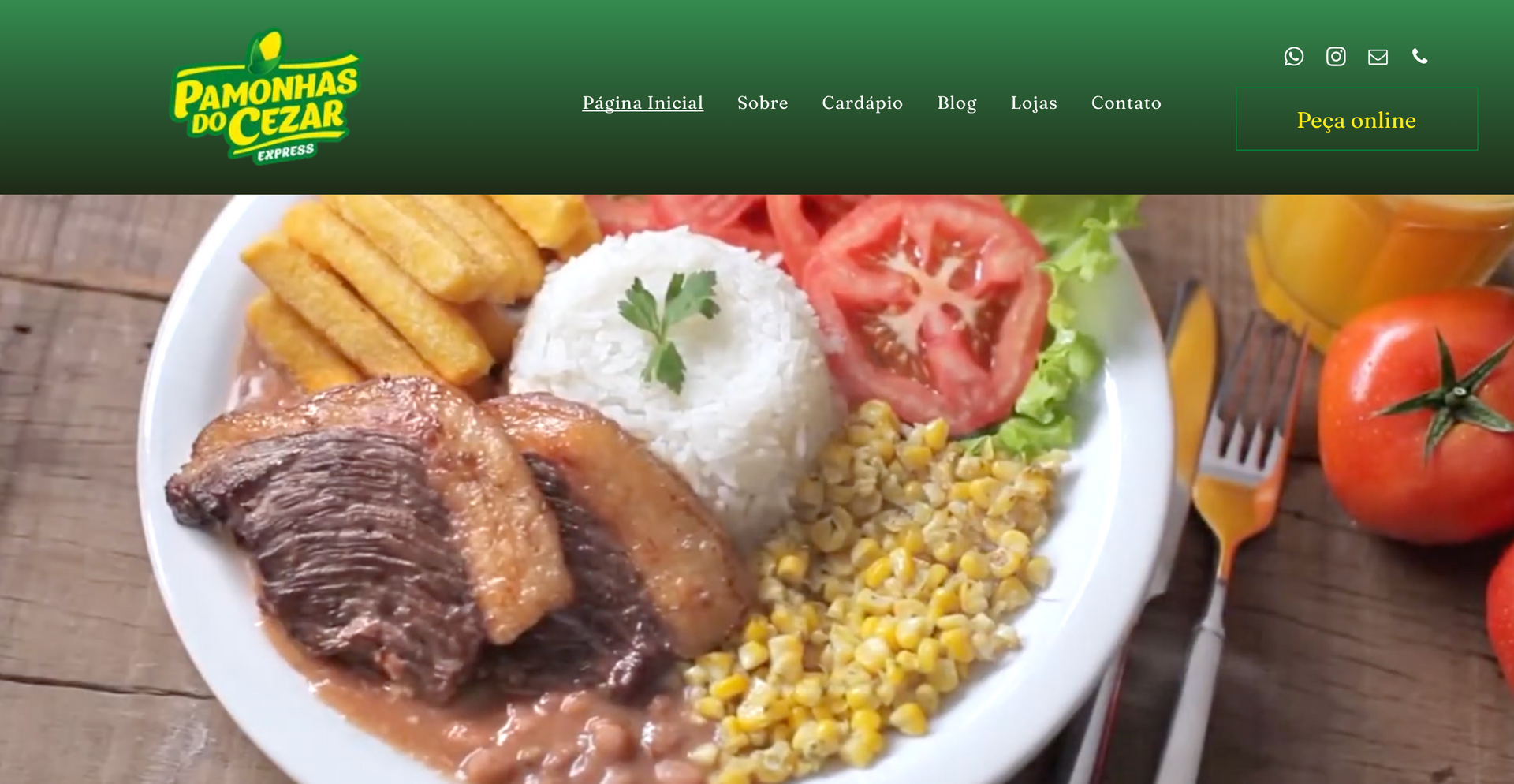 Prato com bife grelhado, batatas fritas, arroz, feijão, milho e tomate sobre uma mesa de madeira com uma faixa com o logotipo do restaurante no topo.