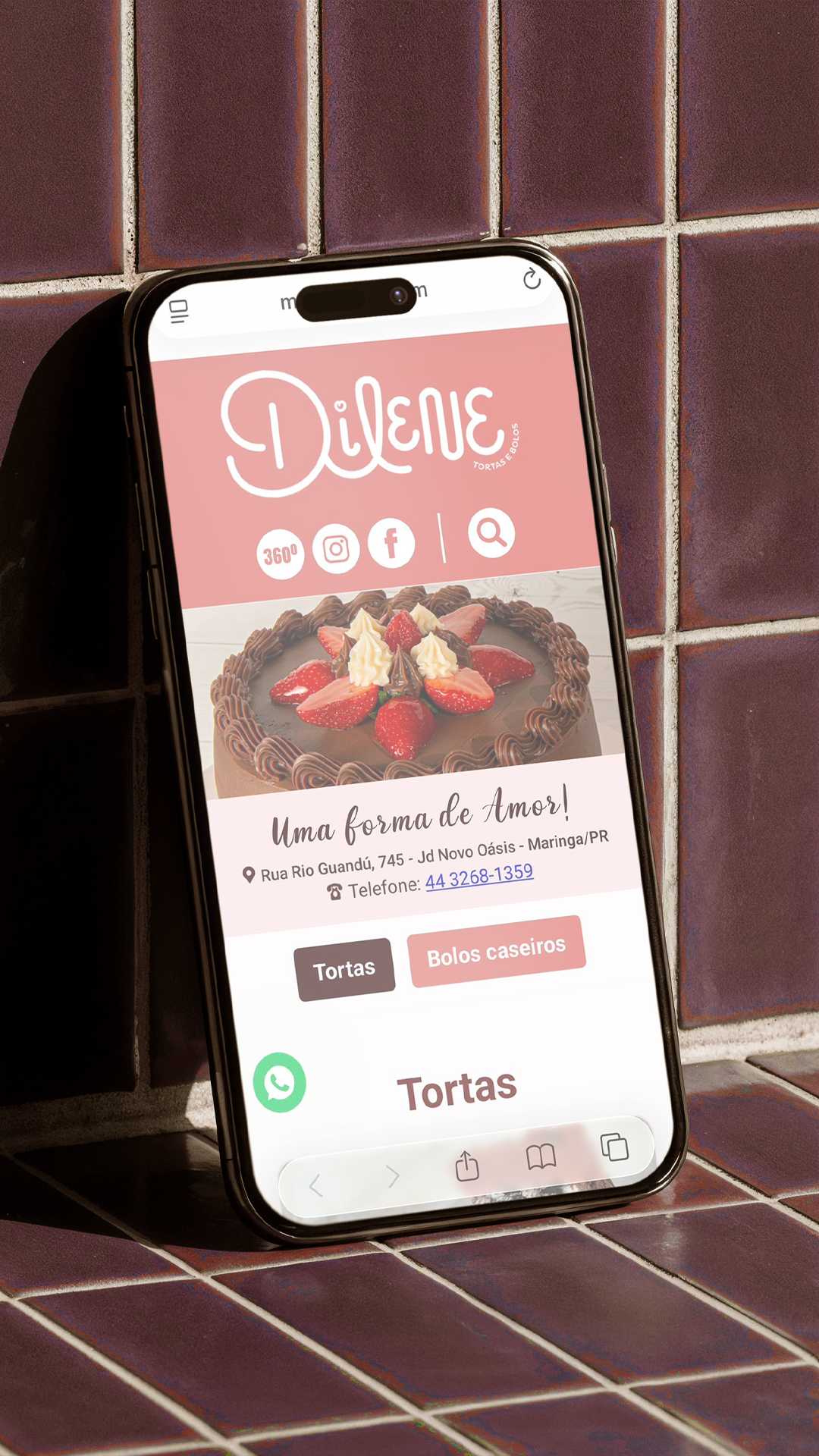 Smartphone exibindo a tela rosa do aplicativo 