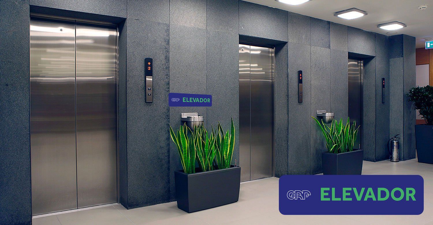 Três portas de elevador de aço inoxidável em um edifício moderno. Uma placa com os dizeres 