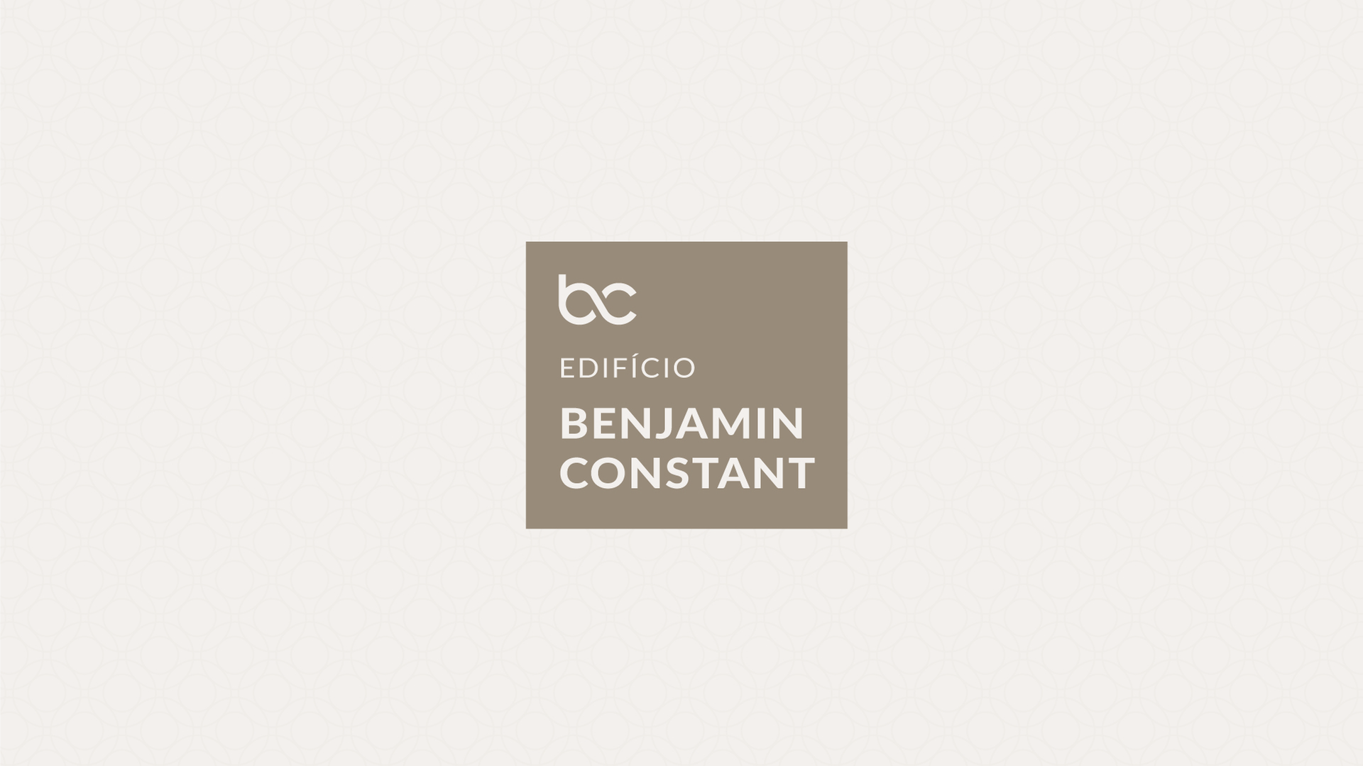 Fundo branco com um pequeno logotipo quadrado bege com as inscrições “bc”, “ECRINS” e “BENJAMIN CONSTANT”.