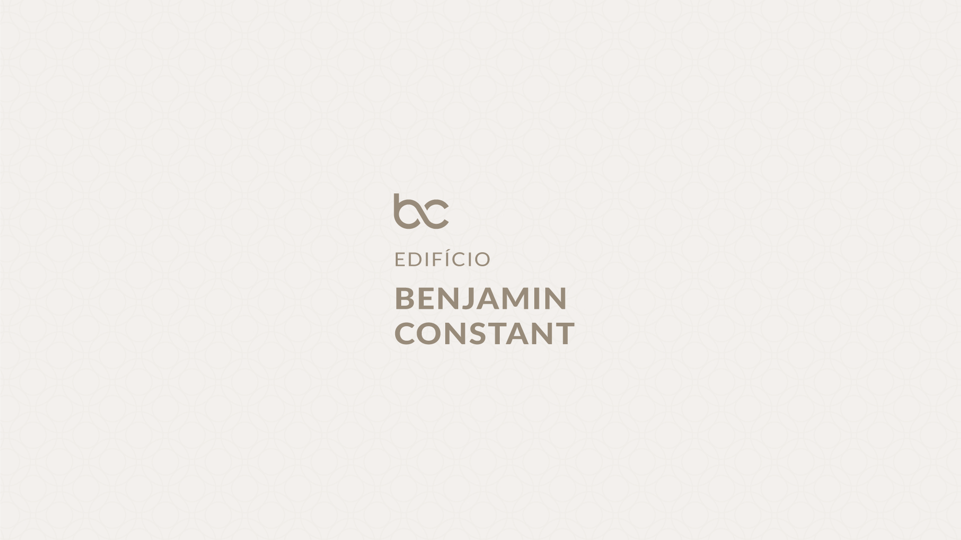 Logotipo minimalista da marca em tom bege com as inscrições “bc conficio” e “BENJAMIN CONSTANT” centralizados em um fundo claro.