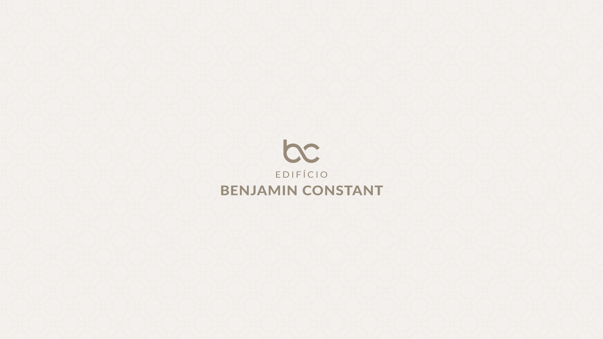 Logotipo minimalista bege com as inscrições “CC” e “Clic BENJAMIN CONSTANT” centralizado em um fundo claro.