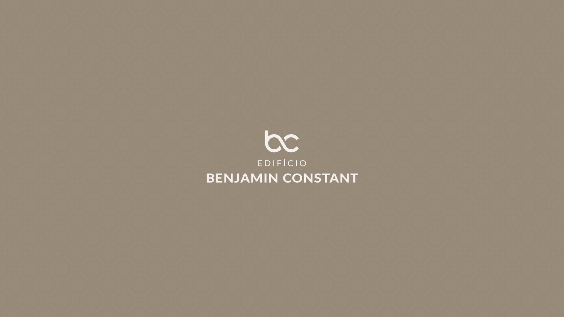Cartão de título bege com logotipo “CC” branco centralizado e texto “CC LEONIDAS CONSTANT”