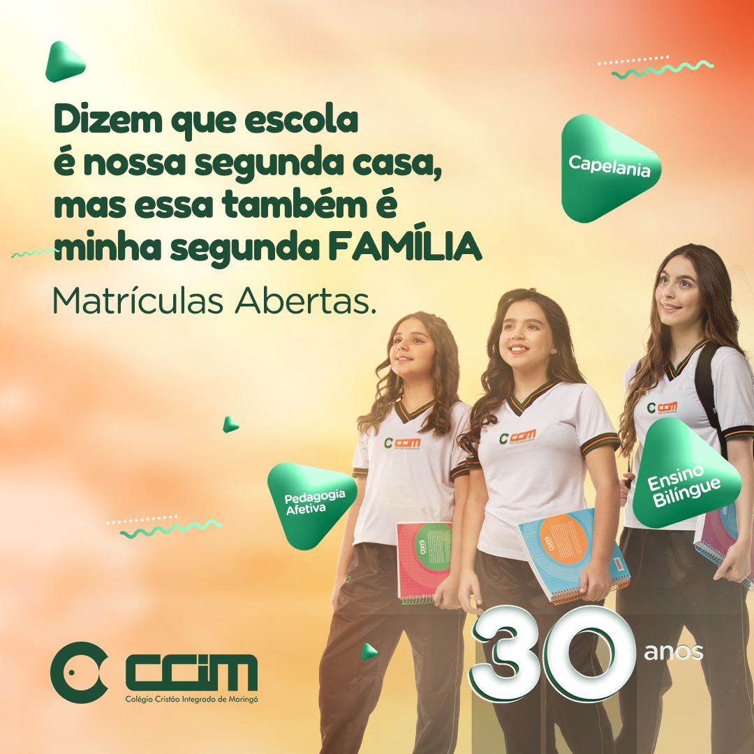 Cartaz promocional do CCM com duas estudantes, fundo bege, texto “Matrículas Abertas” e destaque para 30 anos.