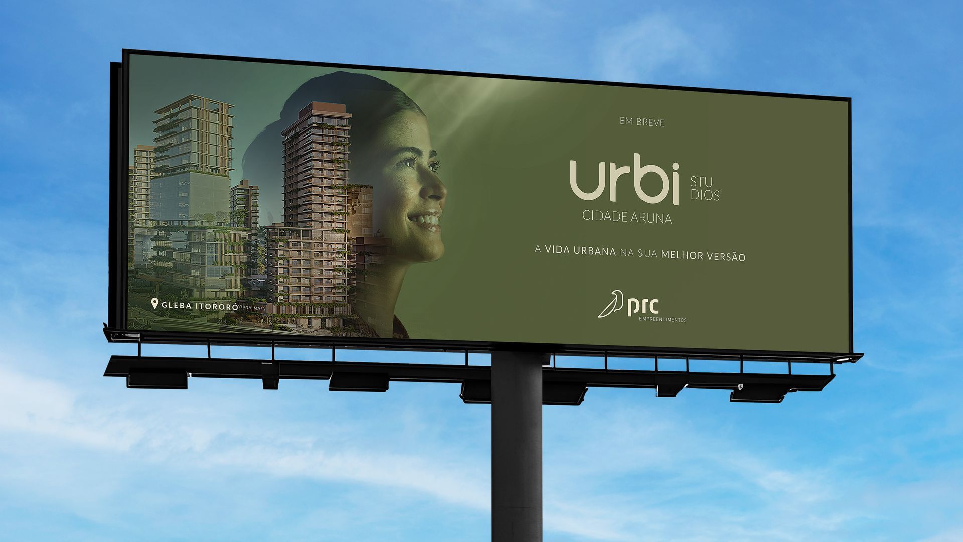 Outdoor com o horizonte da cidade e um rosto desenhado contra um céu azul.