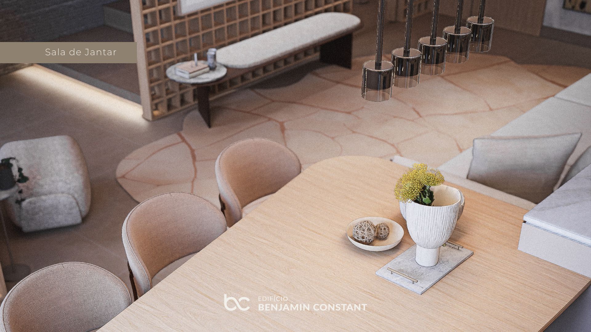 Vista de cima para baixo de uma mesa de café aconchegante em tons de bege, com um vaso, uma xícara, um prato e cadeiras ao redor.