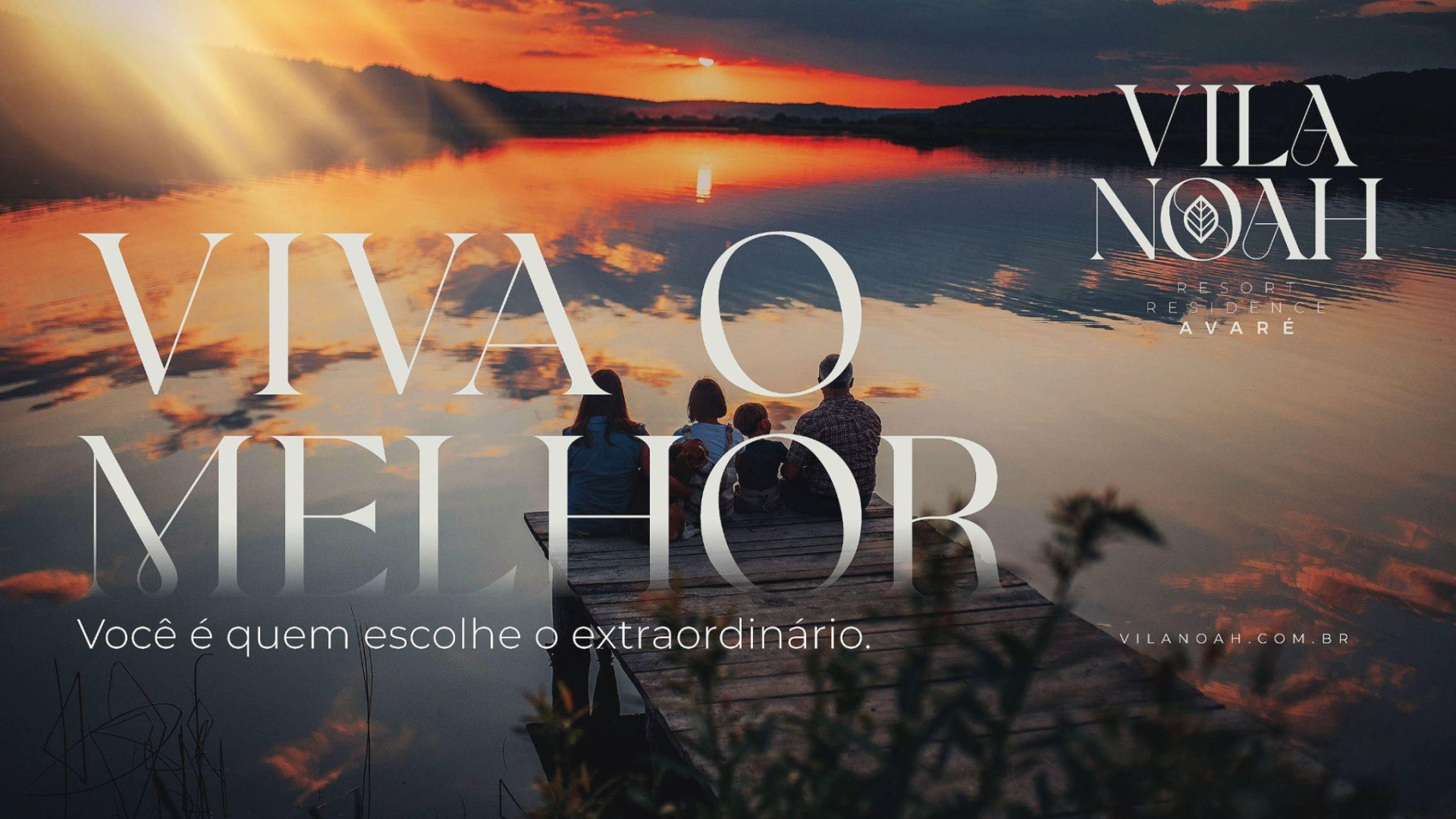 Família assistindo ao pôr do sol sobre um lago. O texto 
