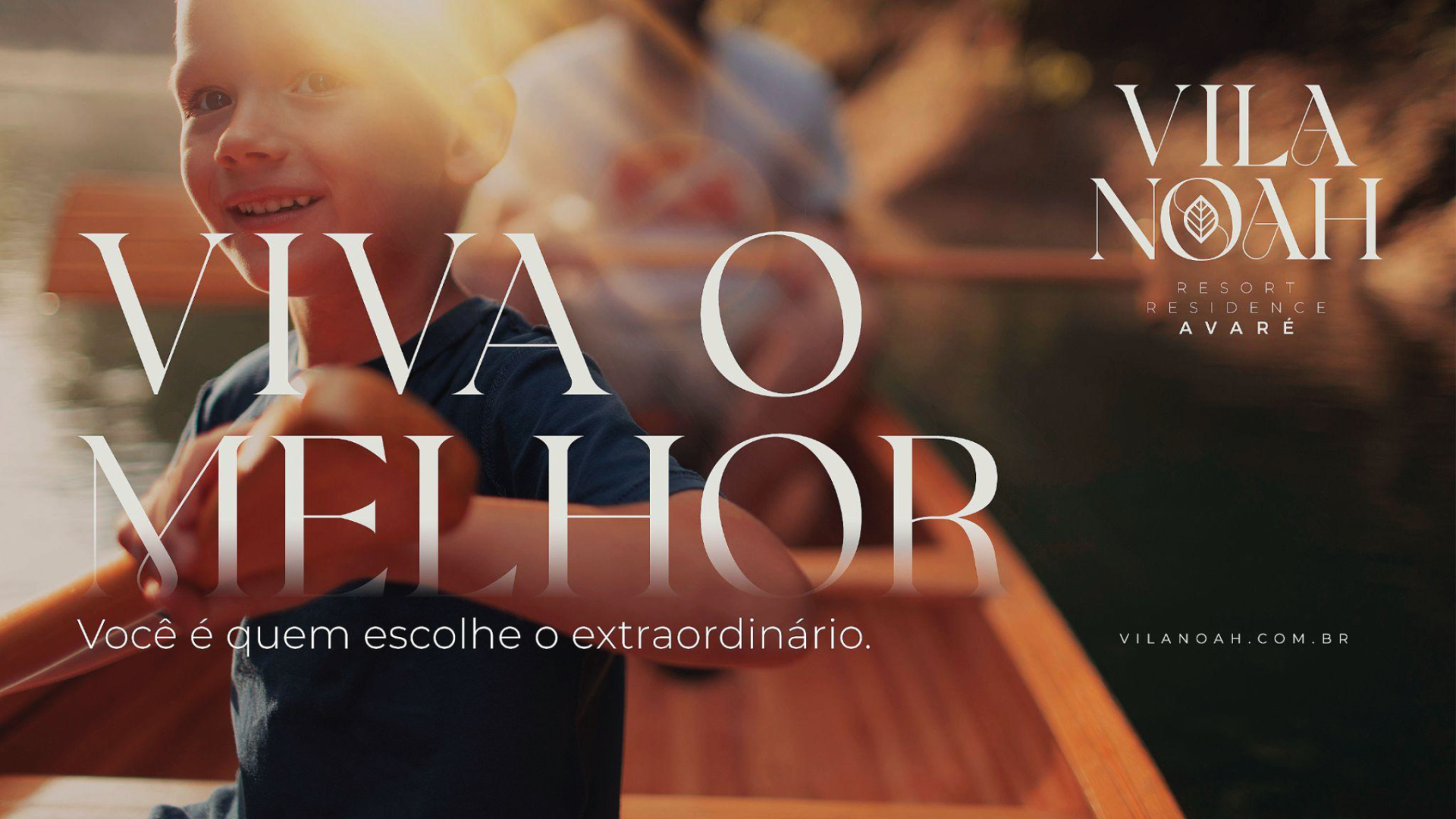 Menino em um barco sorrindo, remando com alguém desfocado ao fundo. Texto diz 