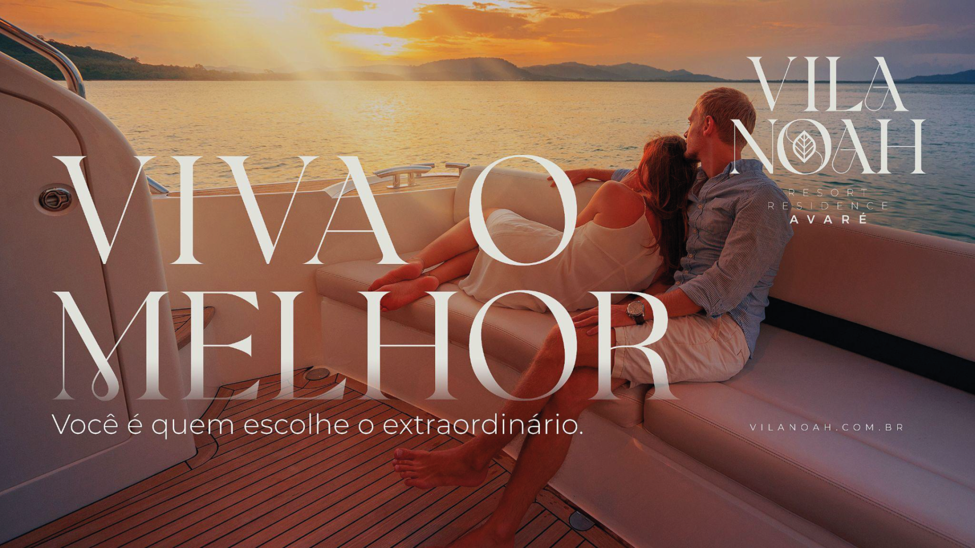Um casal relaxa em um iate ao pôr do sol. O texto diz 