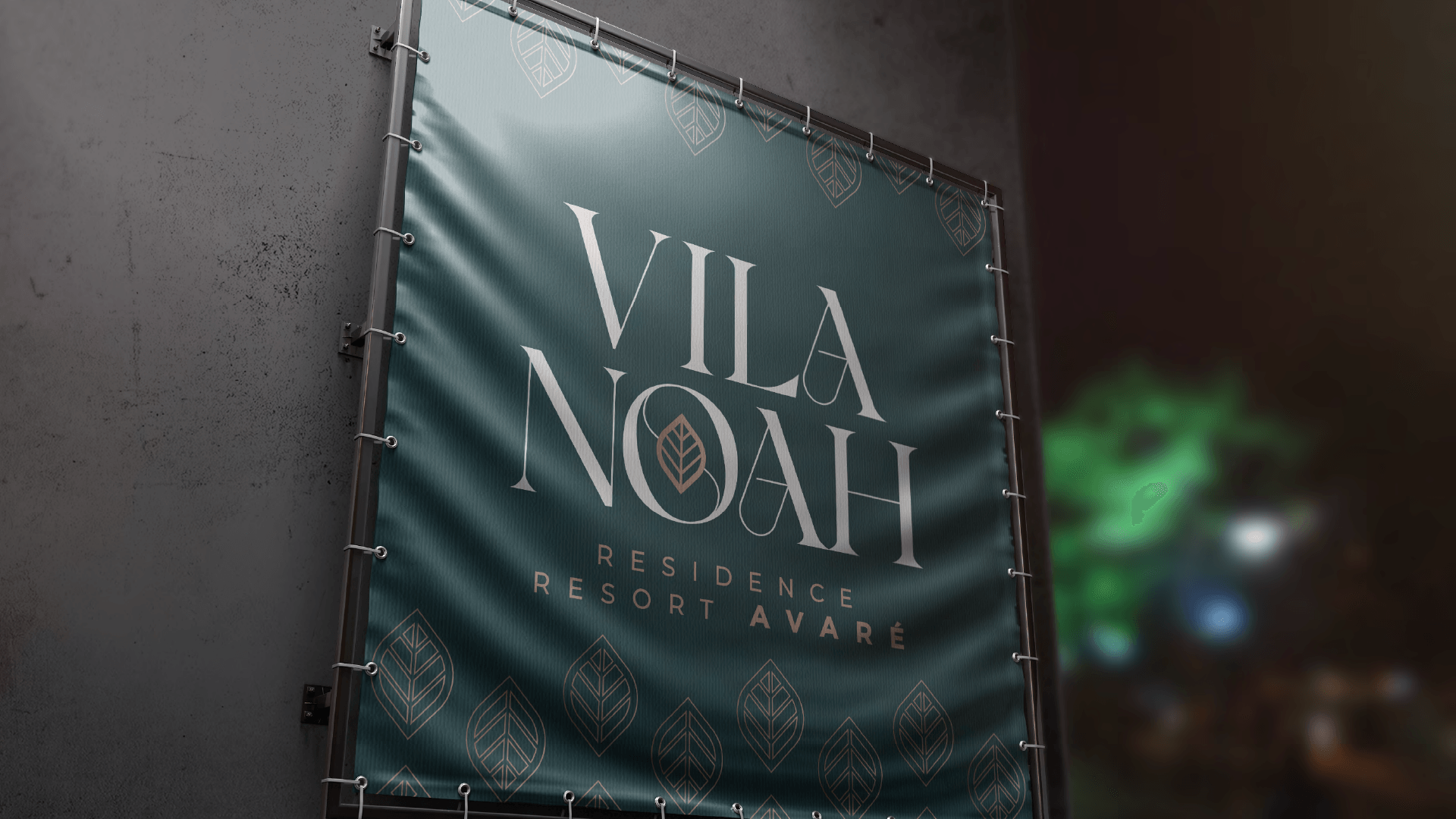 Faixa verde-escura da VILA NOVA pendurada em uma parede à noite, com luzes desfocadas ao fundo.