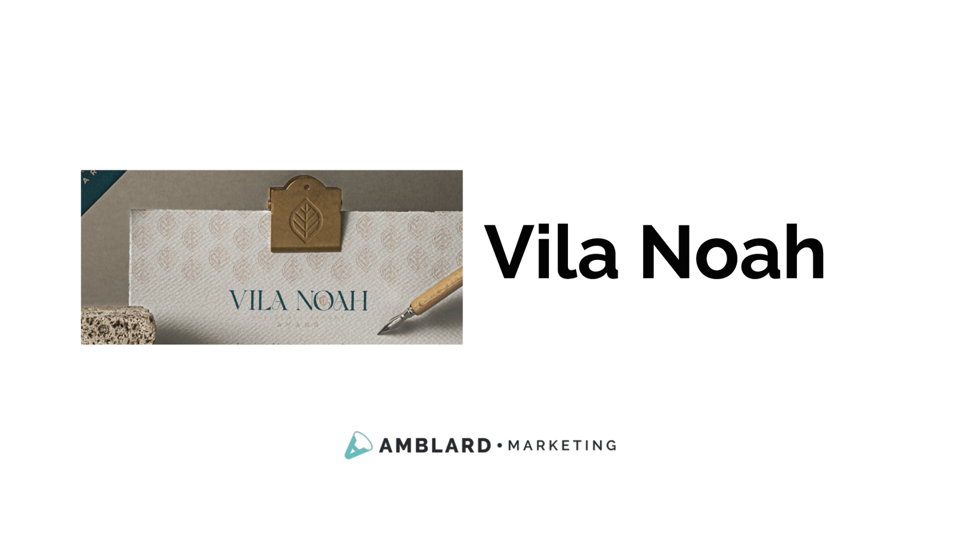 Logotipo da Vila Noah com clipe e caneta dourados em um cartão. Logotipo da AMBLARD + MARKETING na parte inferior.