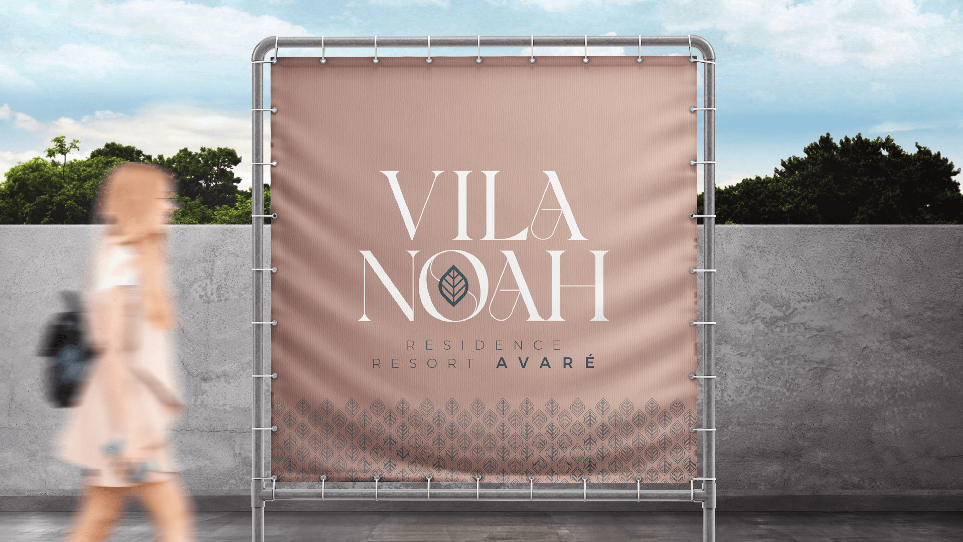 Outdoor do Vila Noari, um empreendimento de luxo. Mostra uma mulher caminhando, com árvores e céu ao fundo.
