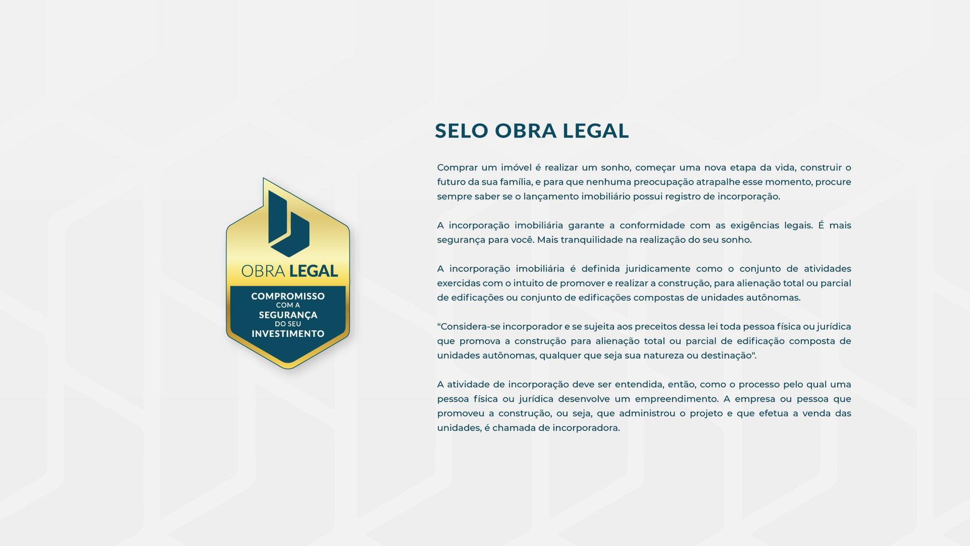 Distintivo de premiação dourado e azul ao lado de uma página de texto sobre fundo branco.