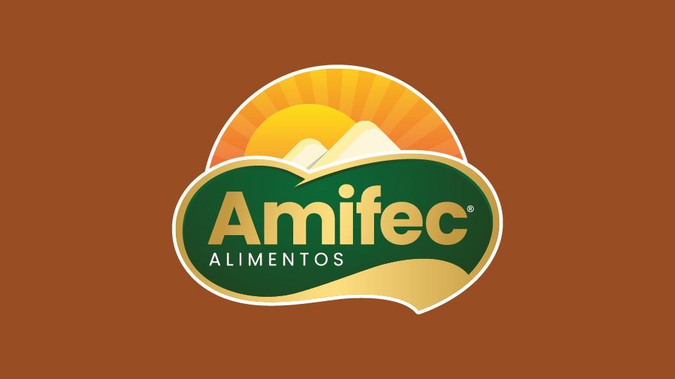 Logotipo da Amifec Alimentos em verde e amarelo sobre fundo marrom com um sol e montanhas.