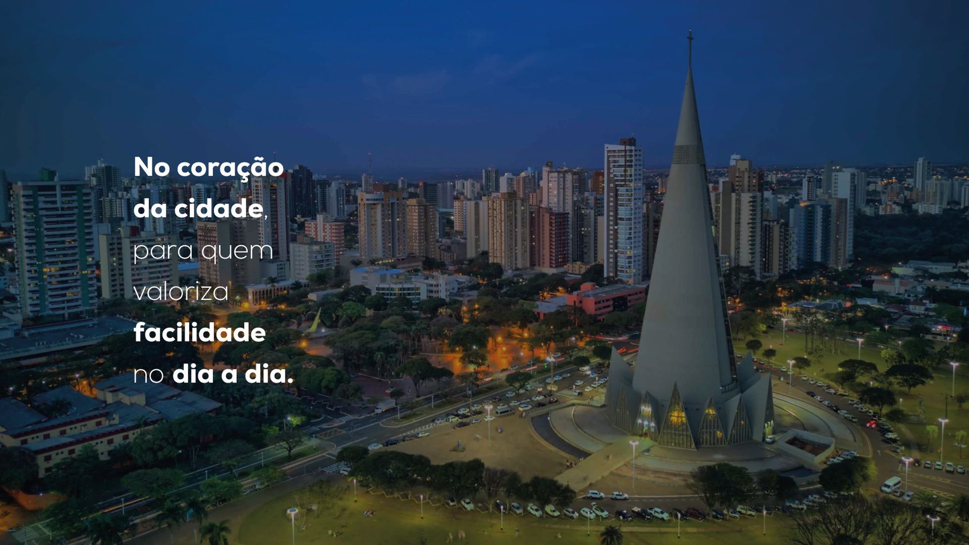 Noite em Brasília com Catedral Metropolitana iluminada e texto “No coração da cidade, vida e facilidade do dia a dia.”