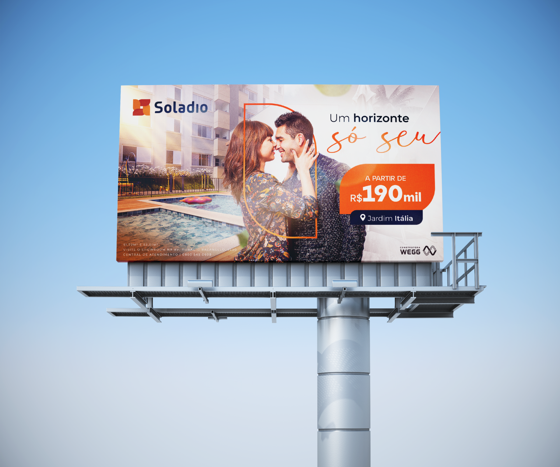 Outdoor publicitário com um casal à beira-mar, horizonte da cidade e o preço de “R$ 190 milhões” em laranja sobre um céu azul.
