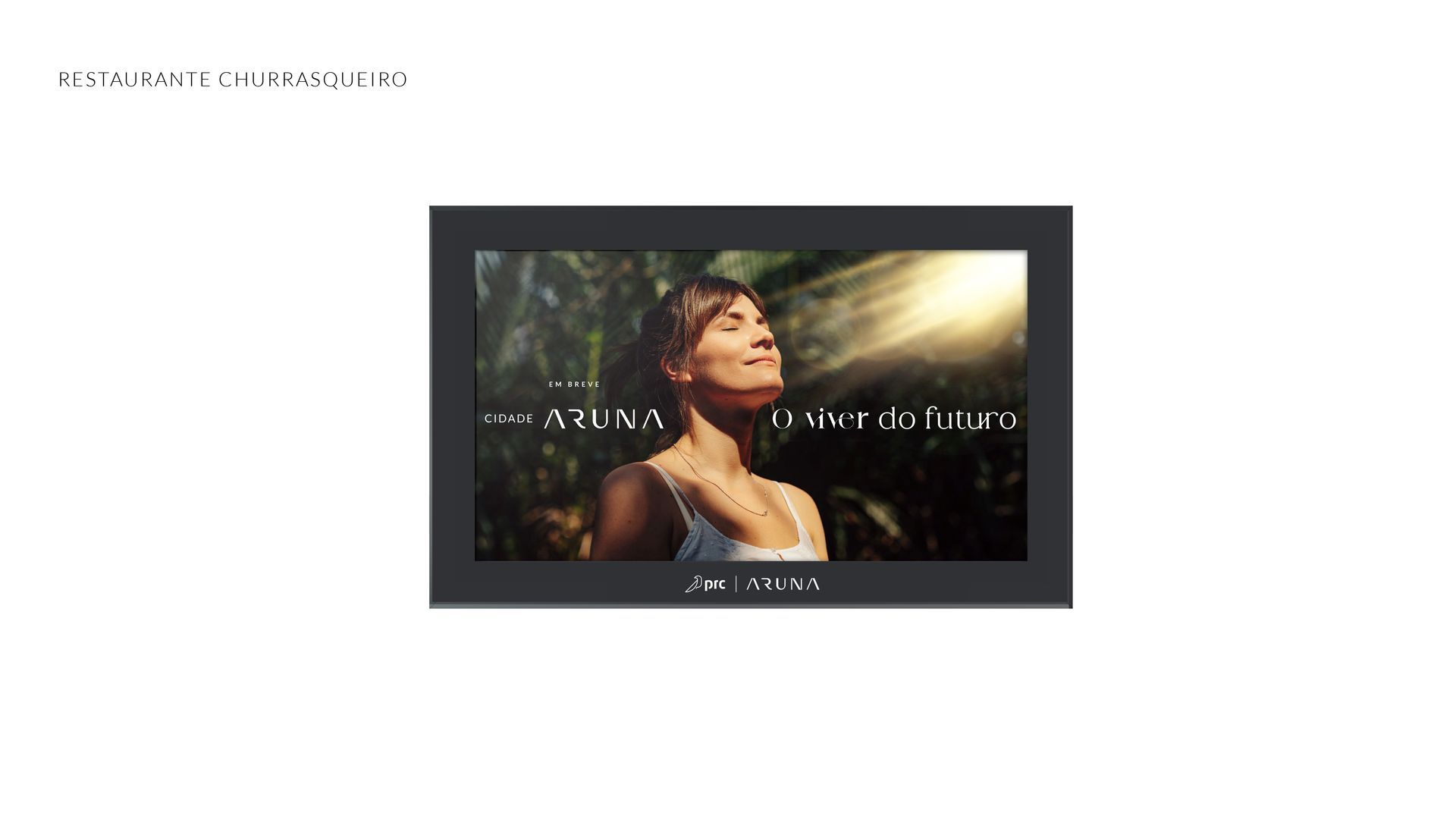 Mulher com os olhos fechados e os braços estendidos na luz do sol.