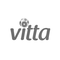 Logotipo da Vitta com texto em minúsculas cinza e um pequeno emblema floral acima da primeira letra.