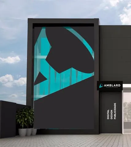 Exterior de um edifício moderno com um grande grafismo azul-petróleo e preto. O edifício tem uma placa com os dizeres