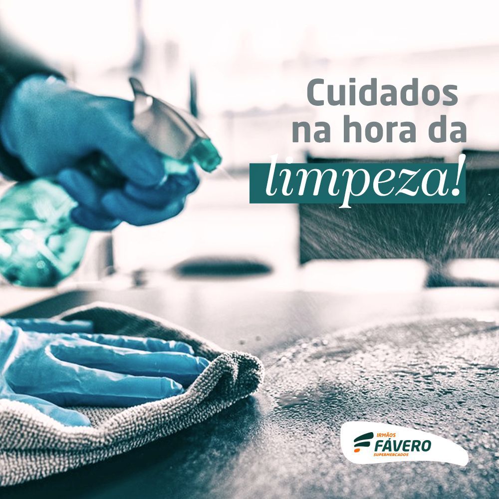 Luvas azuis limpando bancada com pano, texto “Cuidados na hora da limpeza!”