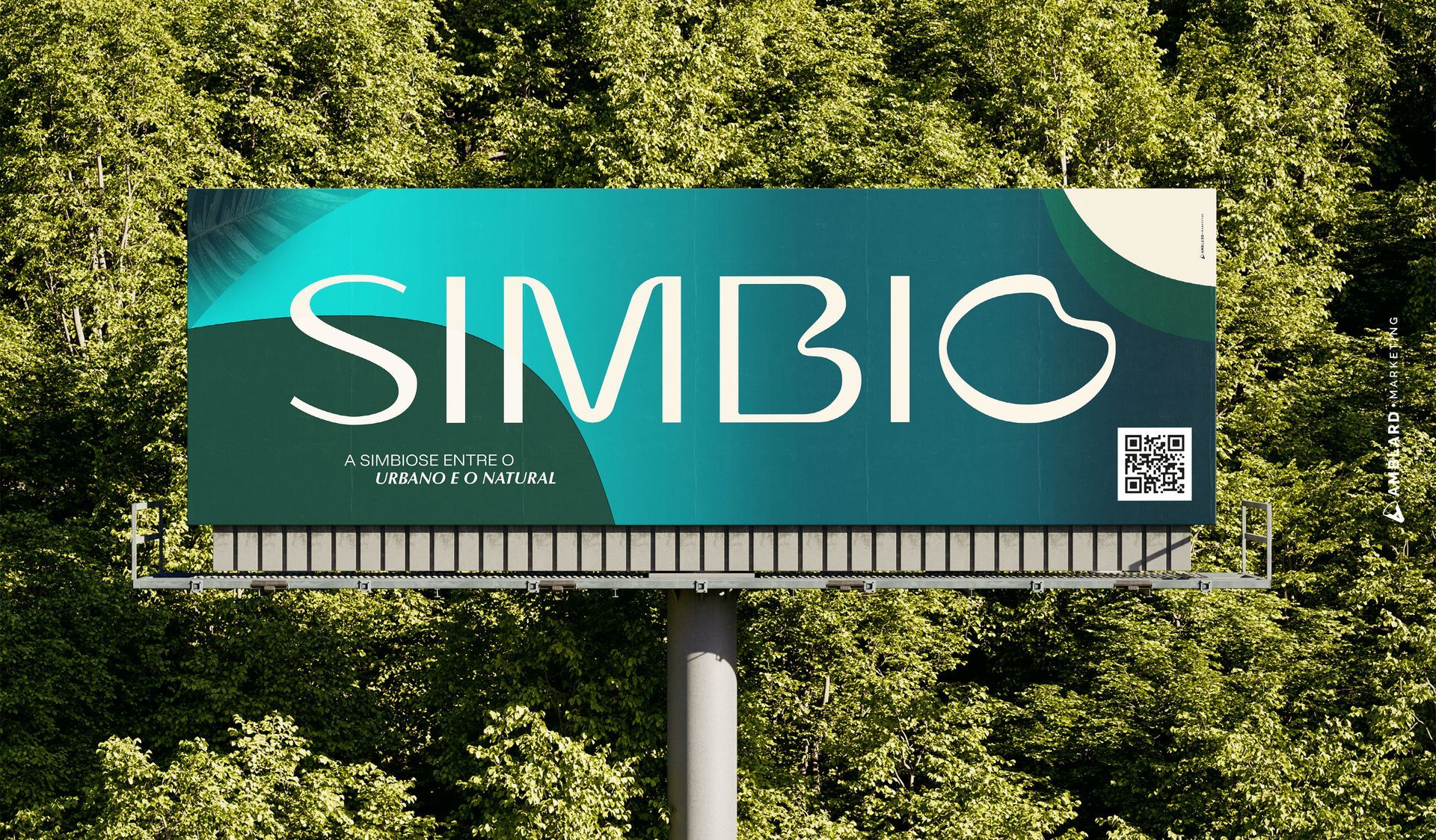 Placa publicitária com a inscrição “SIMBIO” em branco sobre um fundo verde-azulado, acima de árvores.