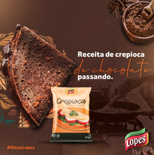 Um saco de crepioca está ao lado de uma fatia de bolo de chocolate