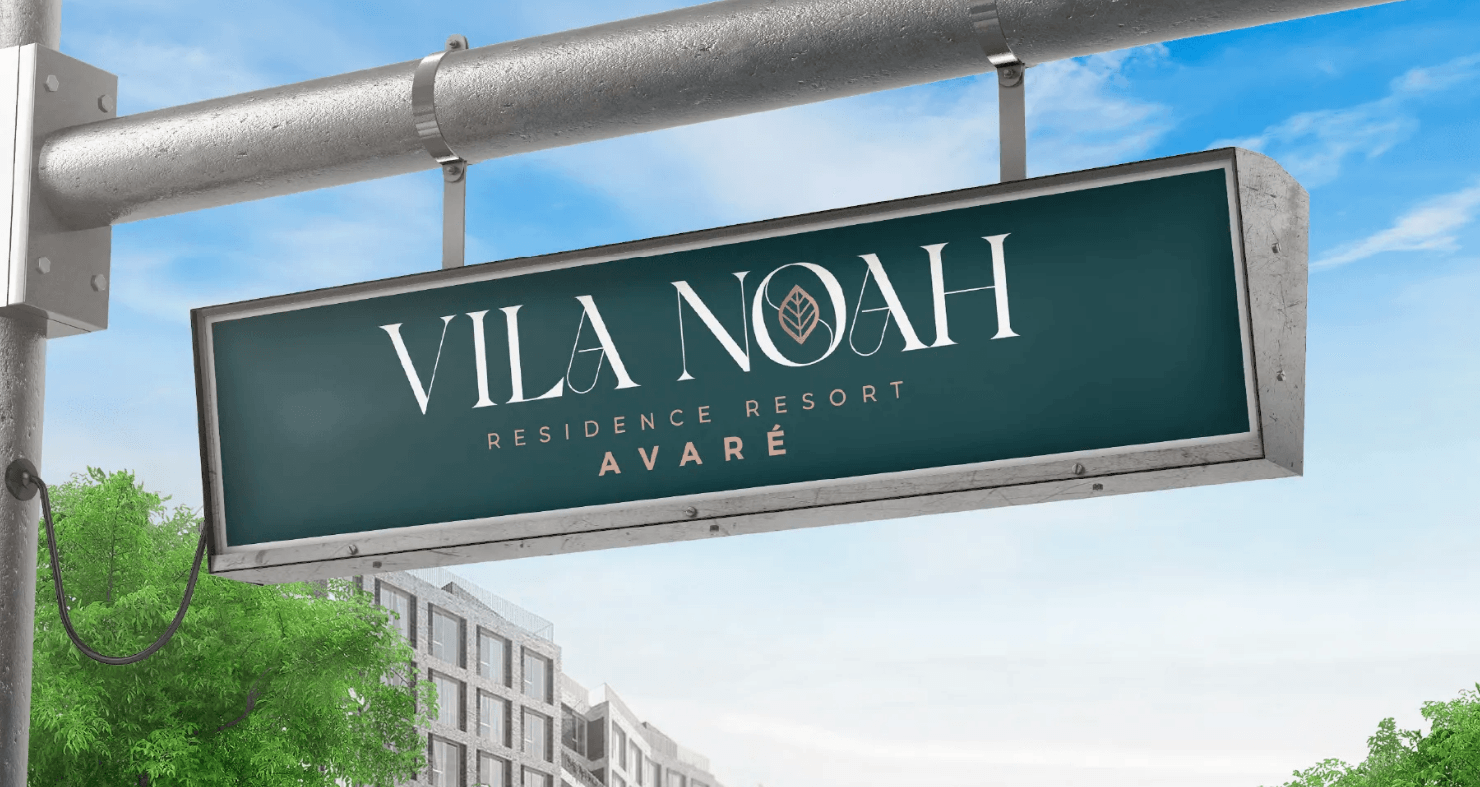 Placa da Villa Noah com fundo verde e letras brancas pendurada ao ar livre sob um céu azul.