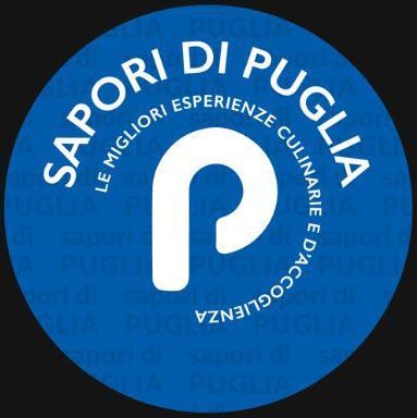 Logo circolare blu con la scritta “Sapori di Puglia” con una “P” bianca al centro e un piccolo testo bianco intorno.
