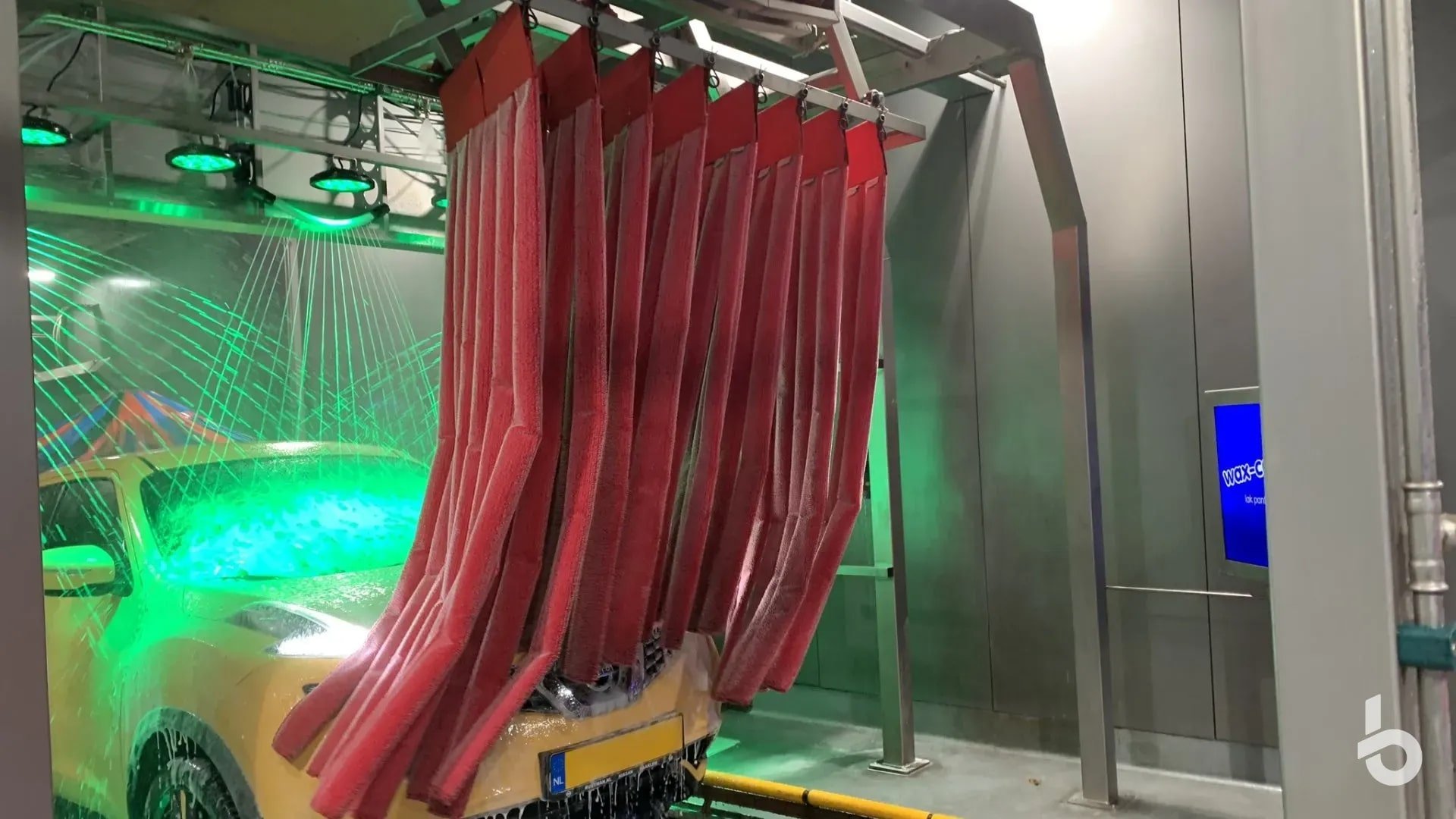 Car wash mitter curtain side to side