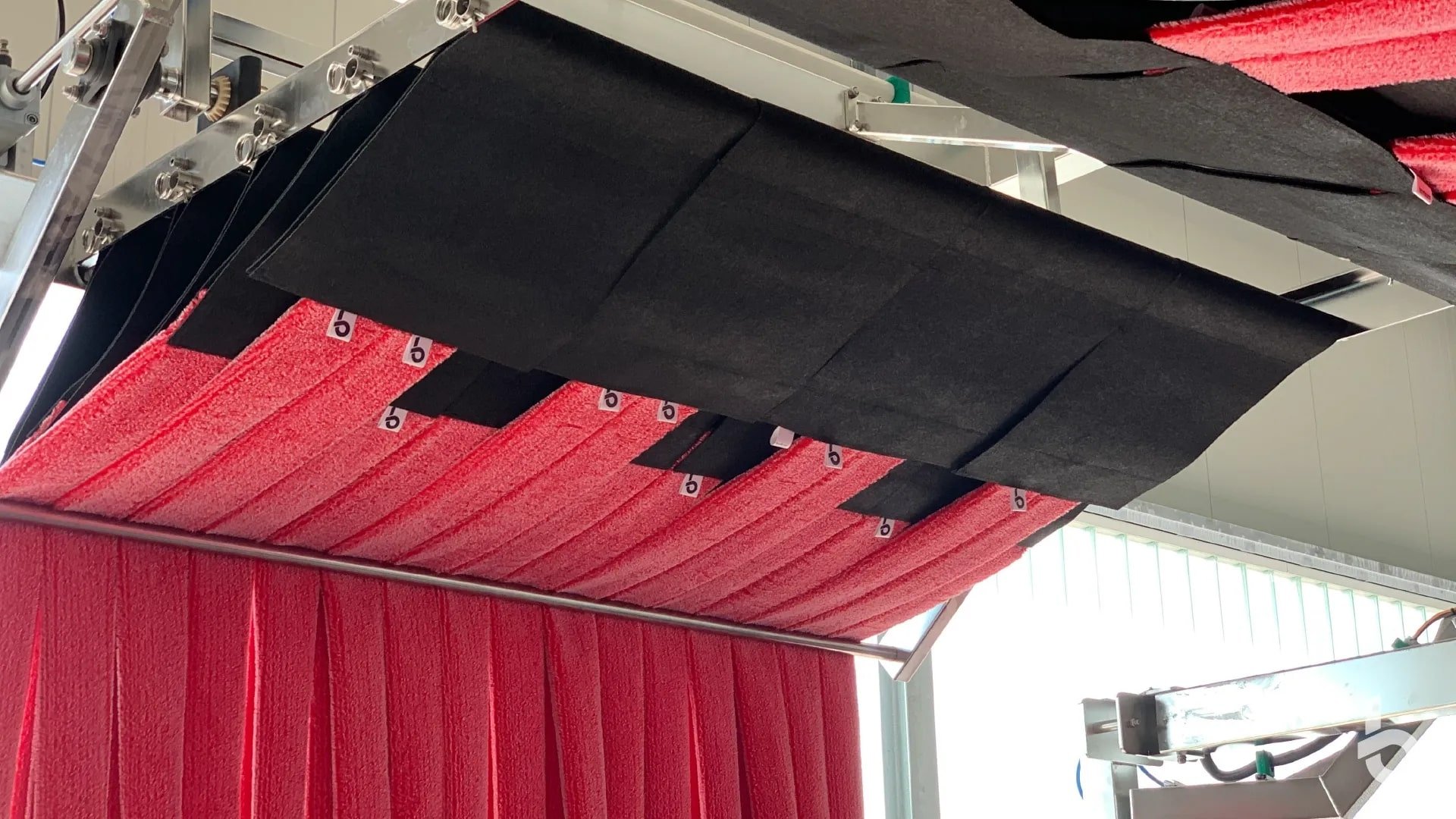 Car wash mitter curtain side to side