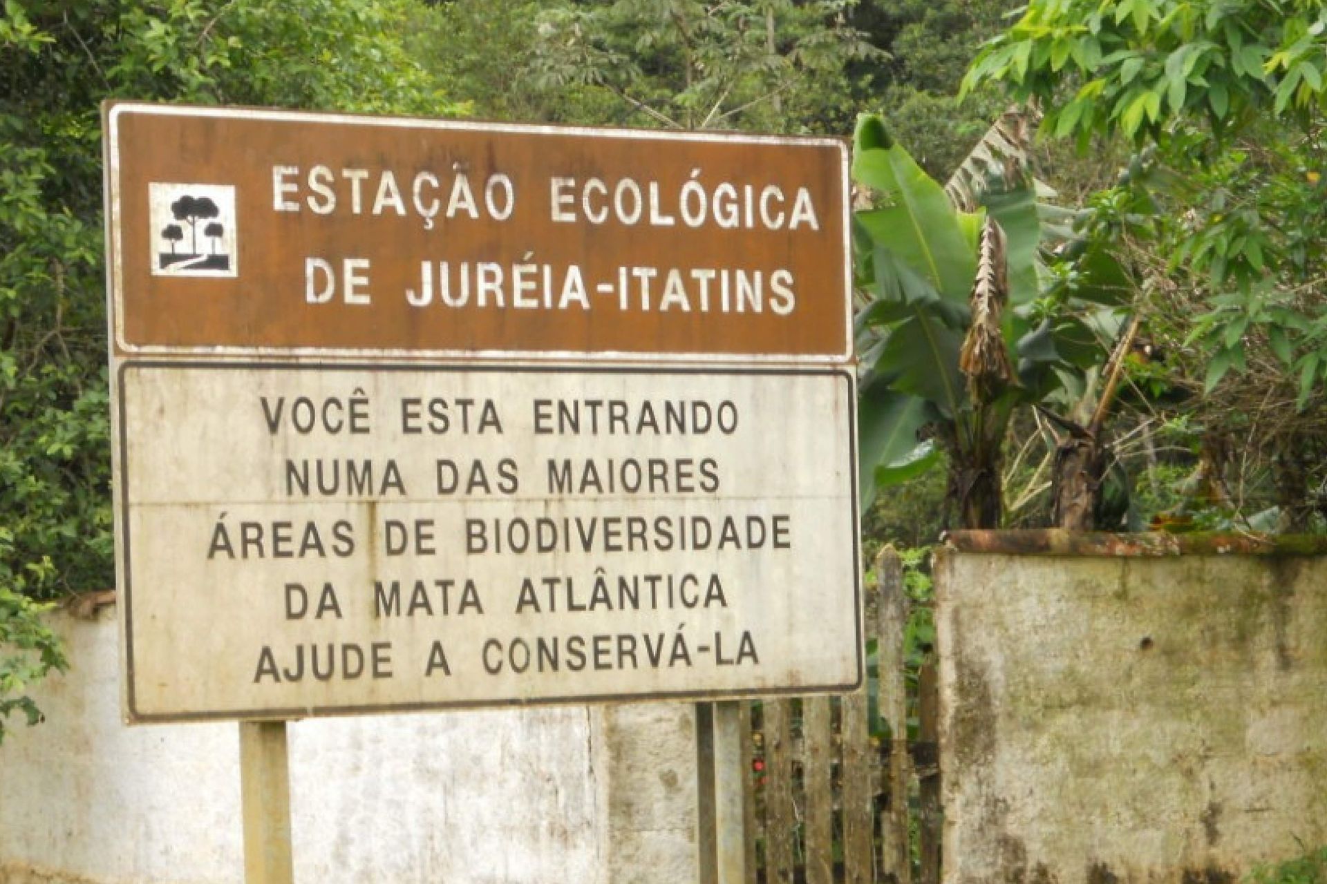 Placa da Estação Ecológica Jureia-Itatins alerta sobre a biodiversidade da Mata Atlântica.