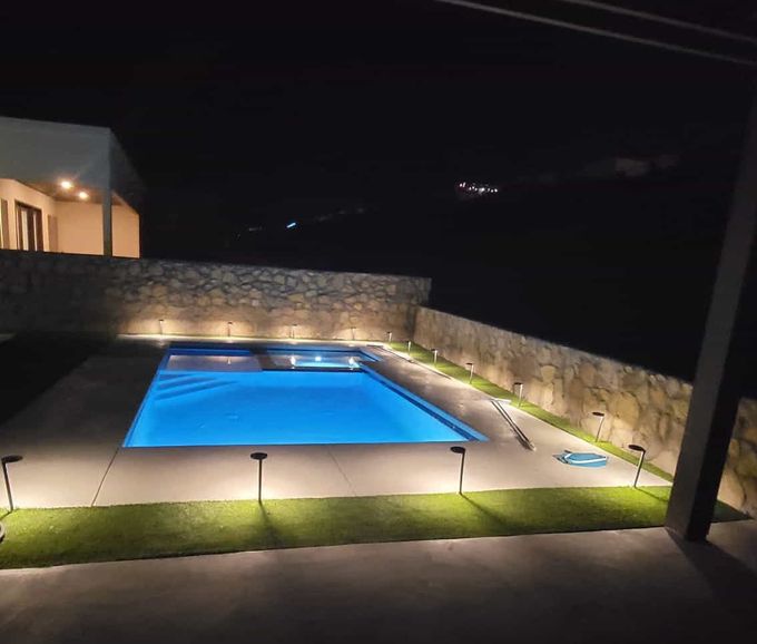 dried leaves in the pool