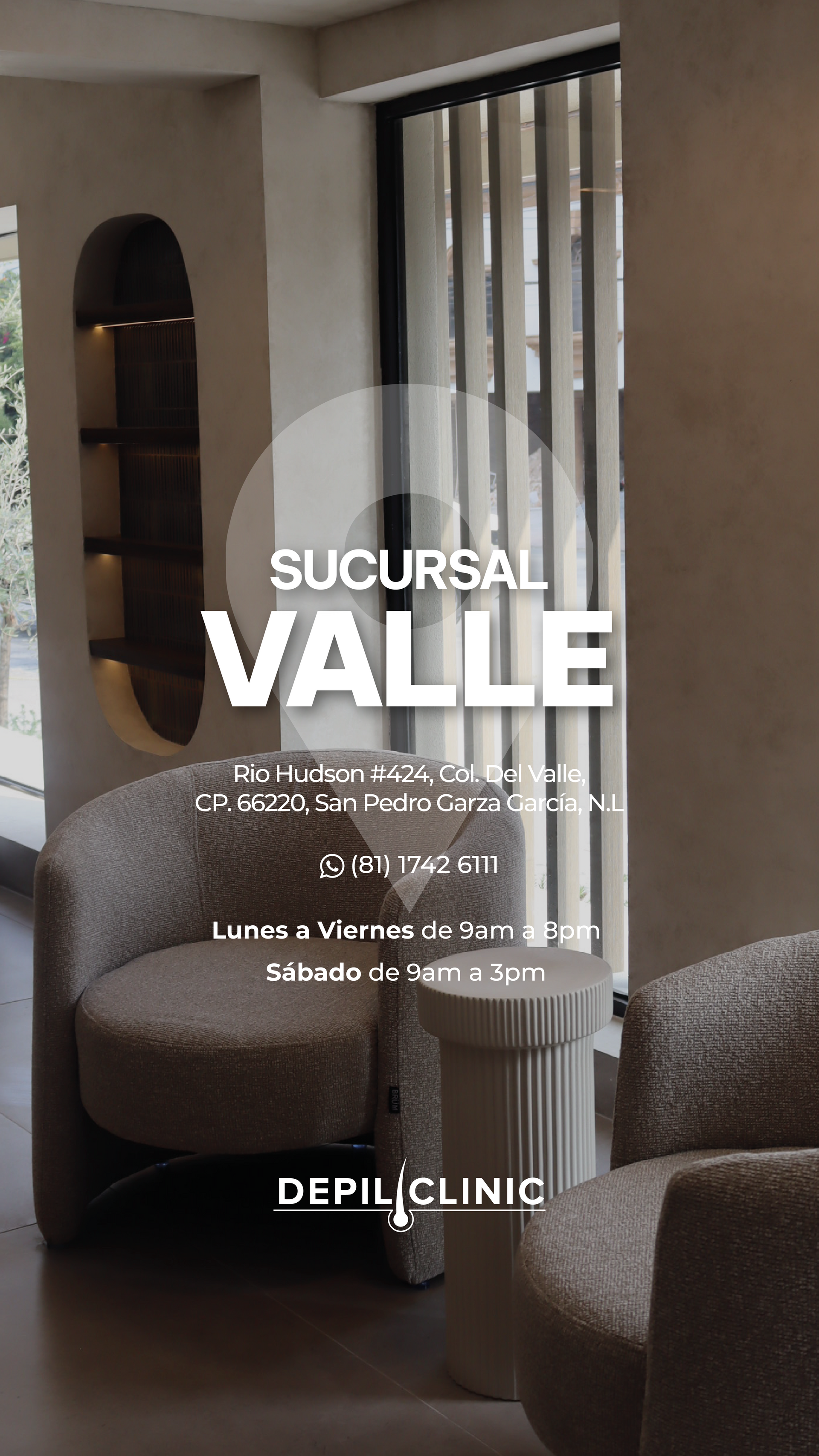 Una imagen de un baño con una silla y un lavabo.