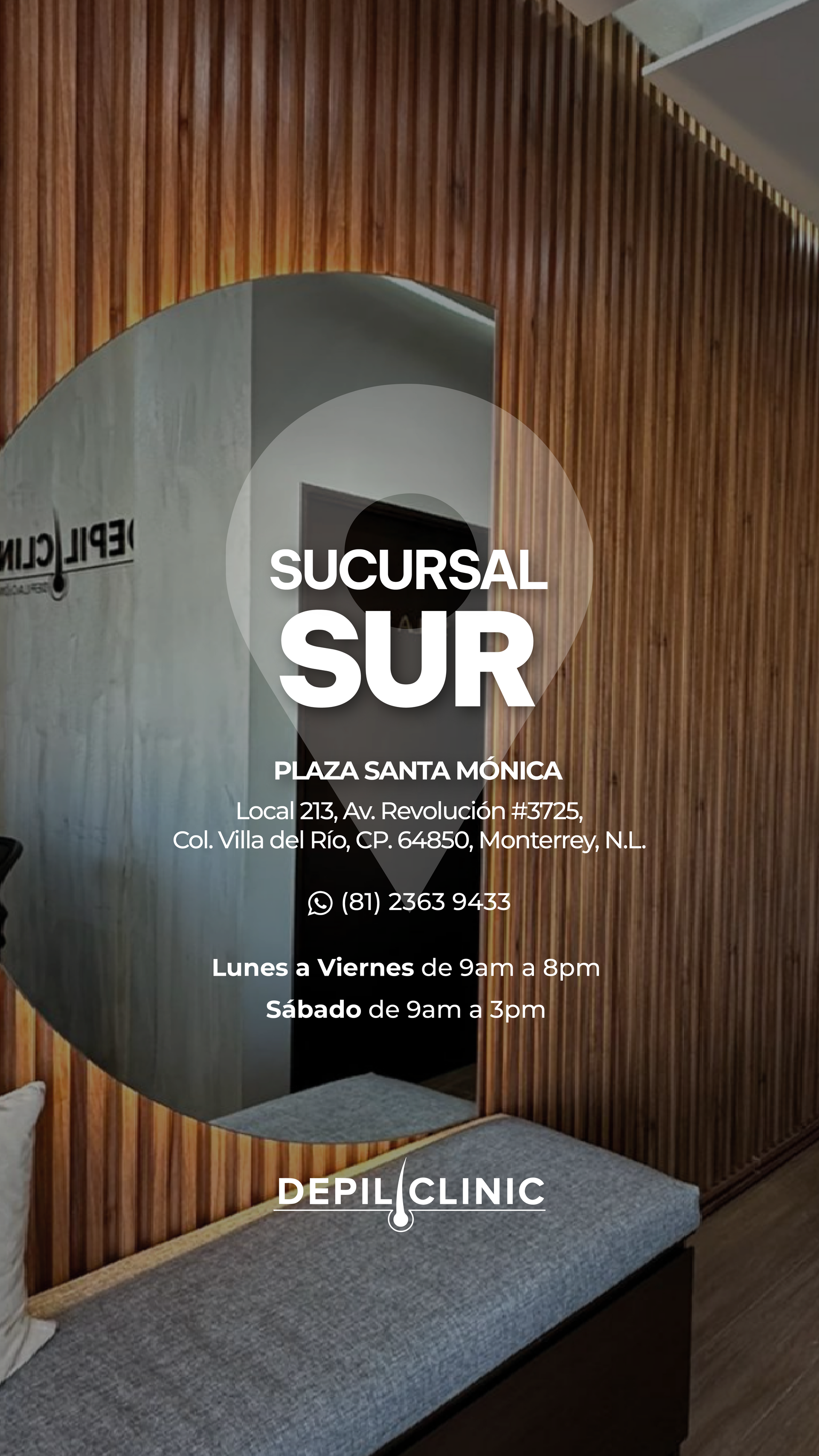 Una foto de una habitación con un sofá y un cartel que dice sucursal sur plaza santa mónica.