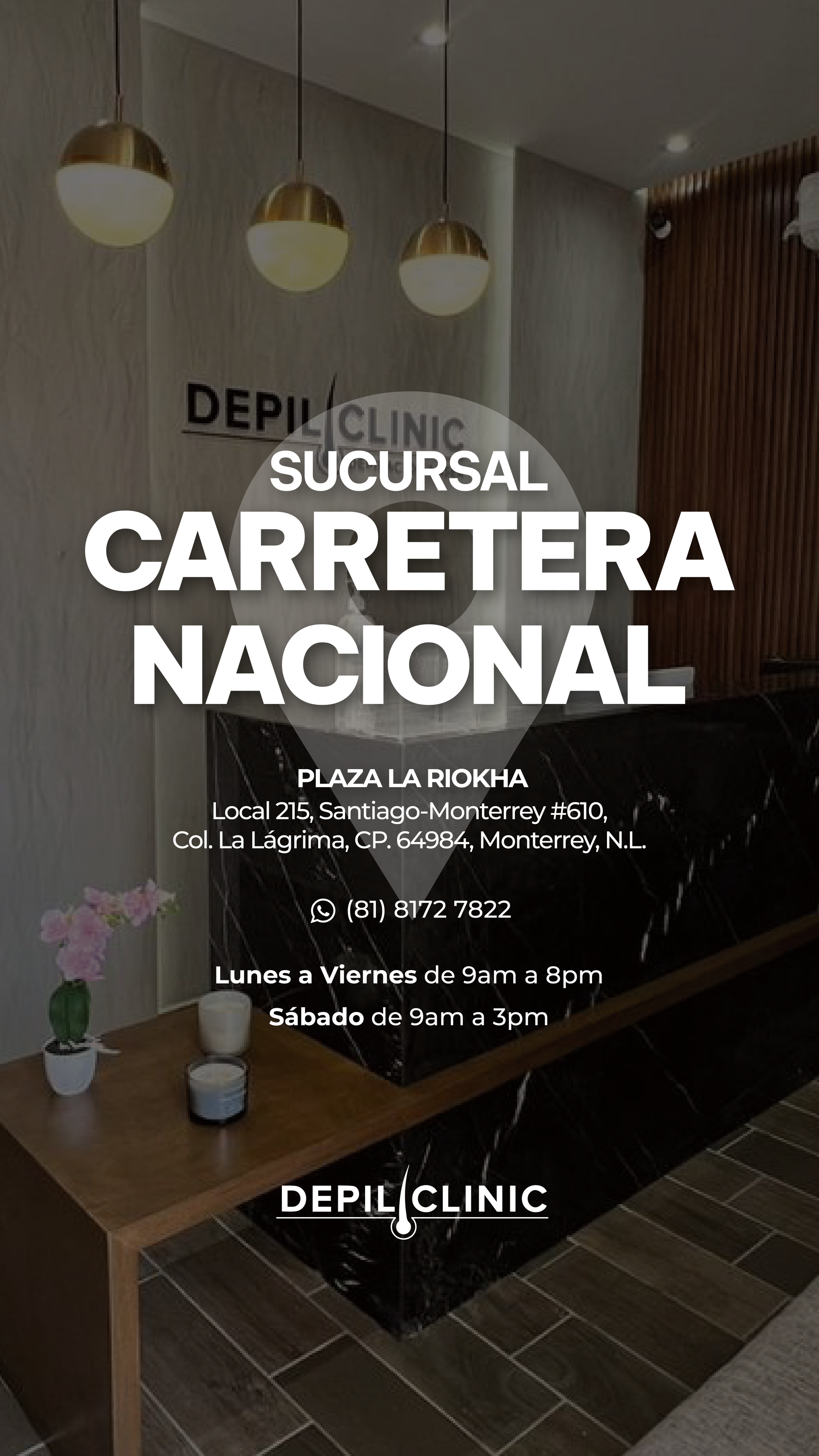 Una sala de espera con un banco de madera y una mesa.