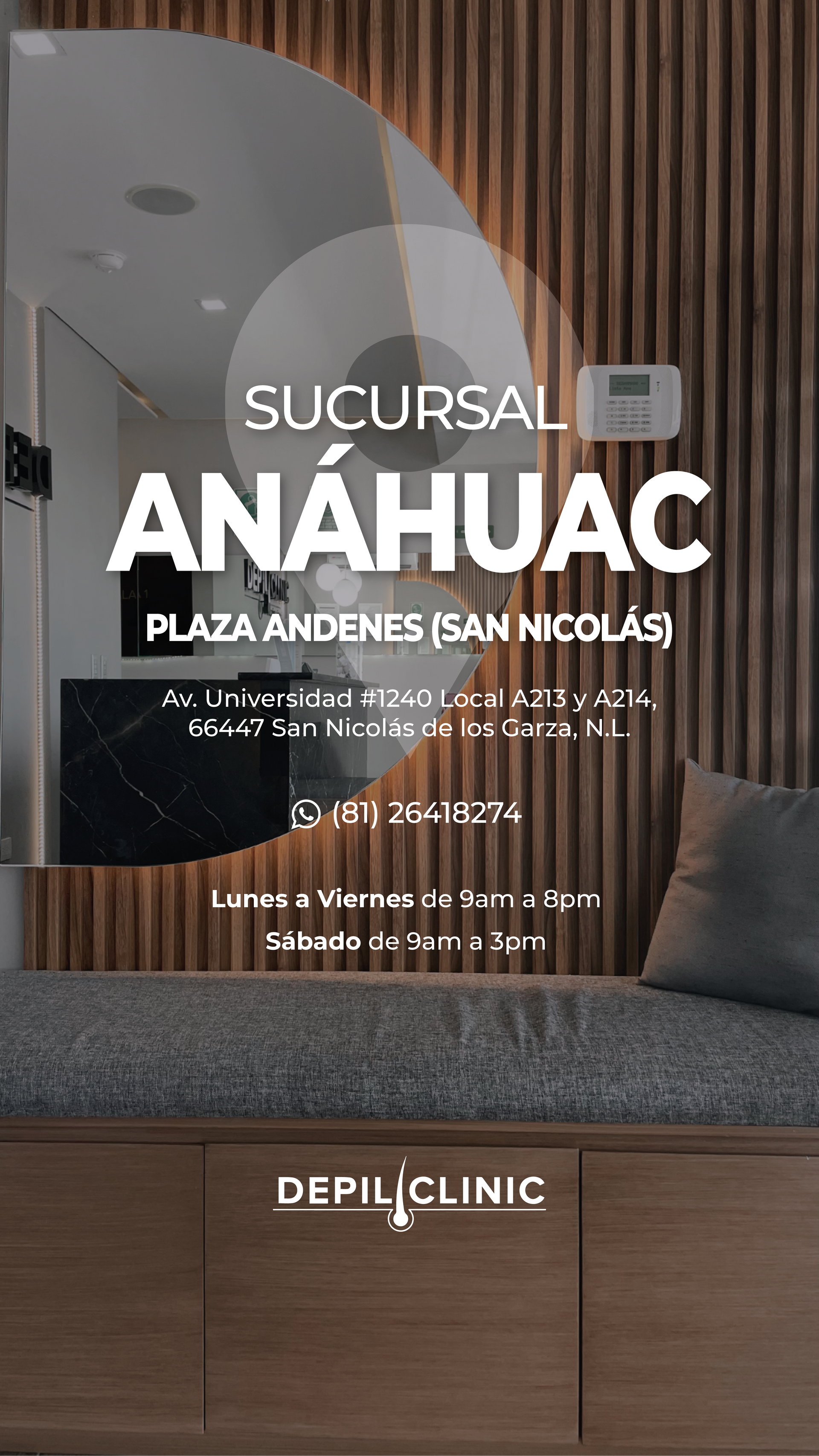 Una imagen de una habitación con un sofá y un espejo.