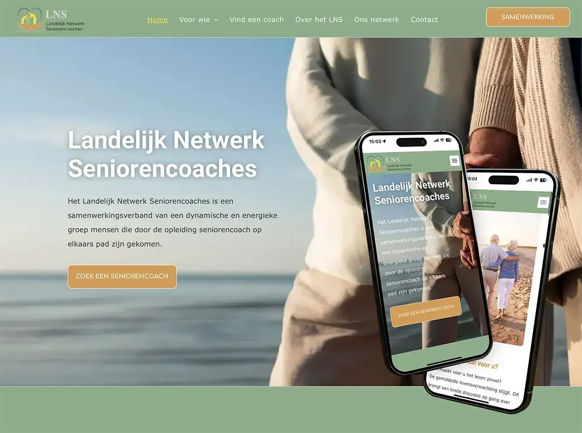 Een persoon houdt een mobiele telefoon vast voor een website.
