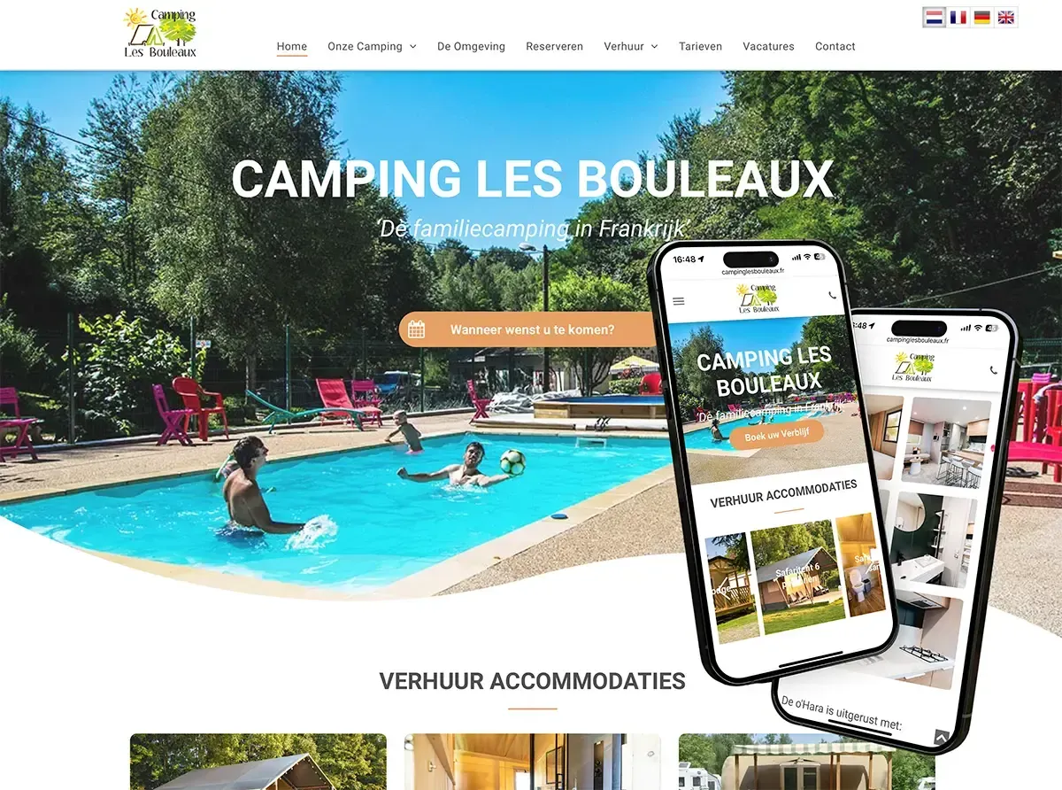Een screenshot van een website van camping les bouleaux toont een vrouw die in een zwembad zwemt.
