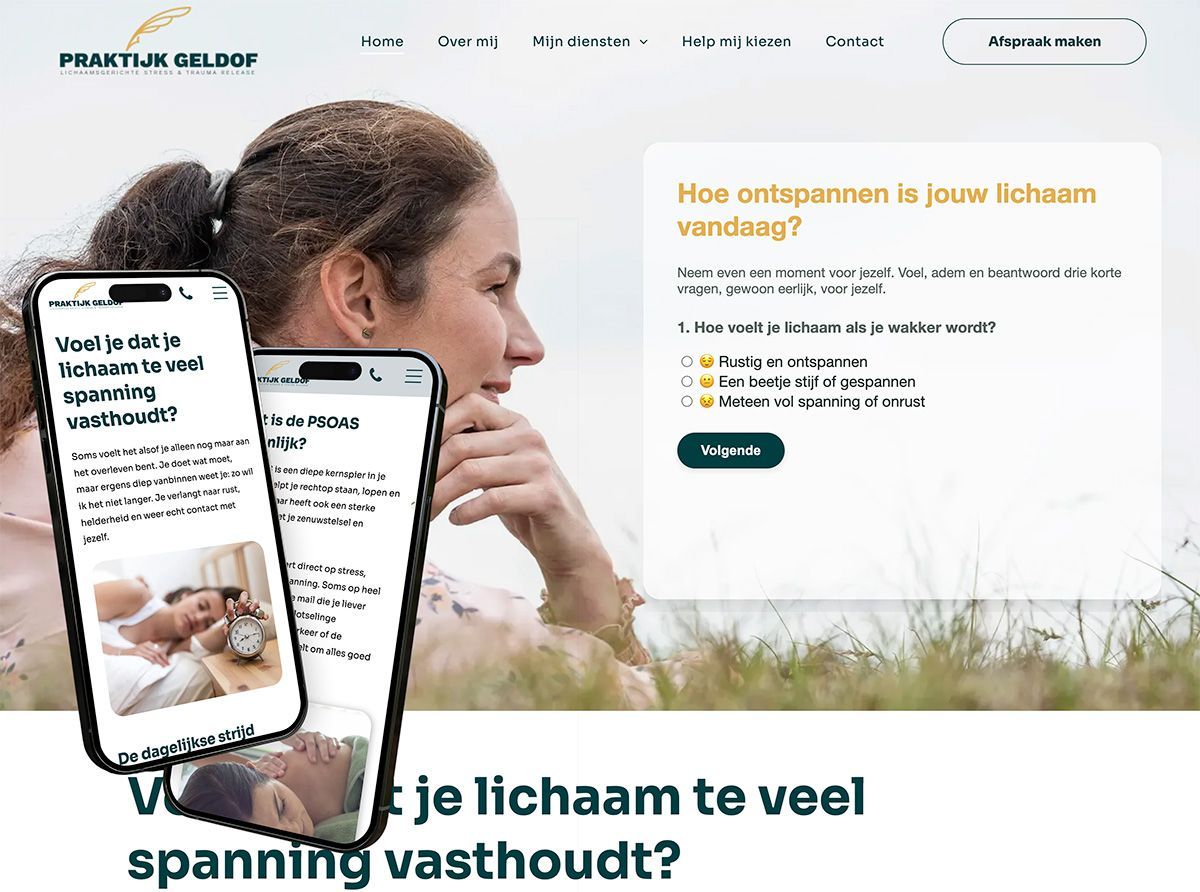 Een persoon houdt een roze bloem in zijn handen.