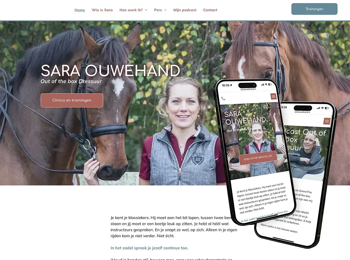 Een vrouw staat naast een paard op een website.