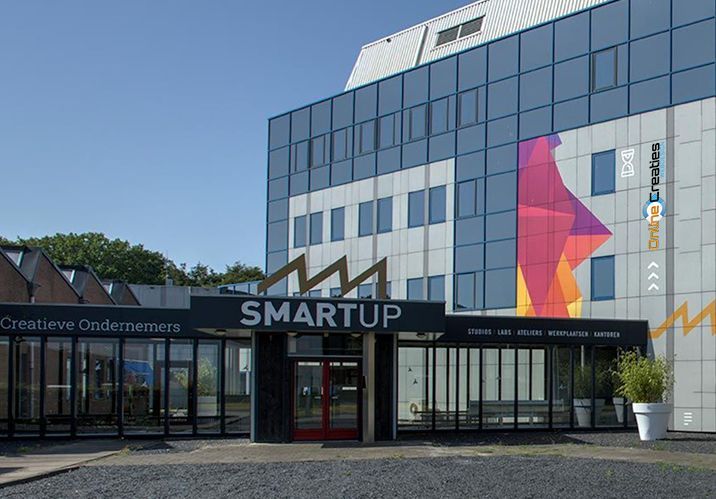 Een groot gebouw met een bord waarop staat smartup