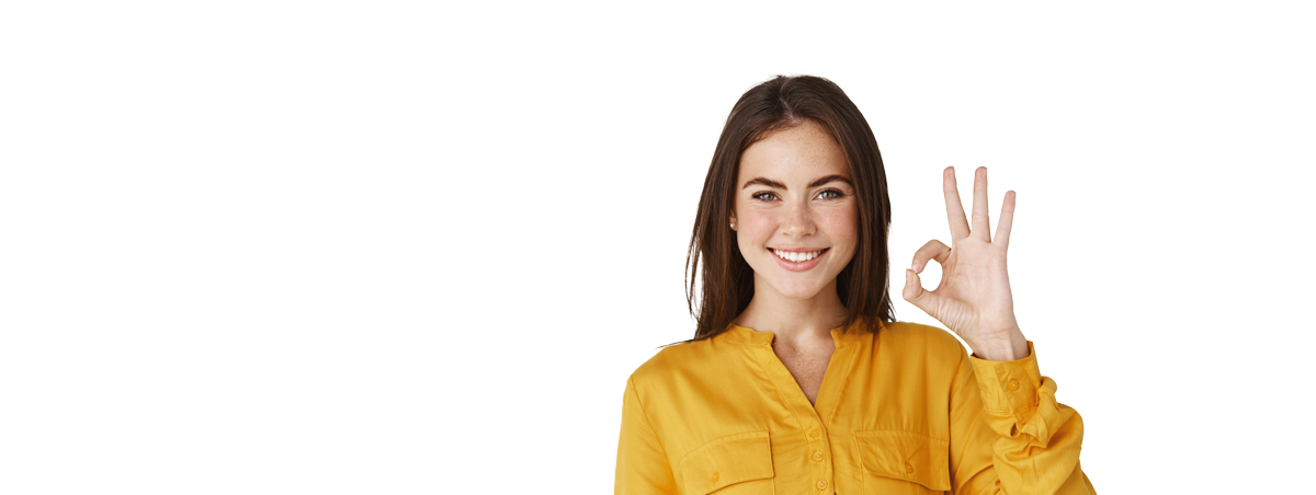Een vrouw in een geel shirt geeft een 'oké'-teken.