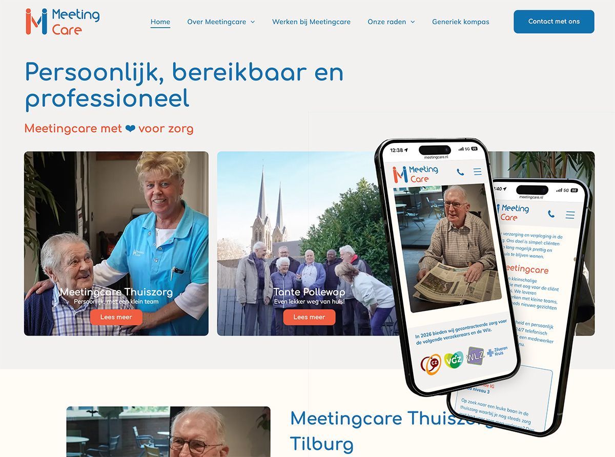 Een persoon houdt een mobiele telefoon vast voor een website.