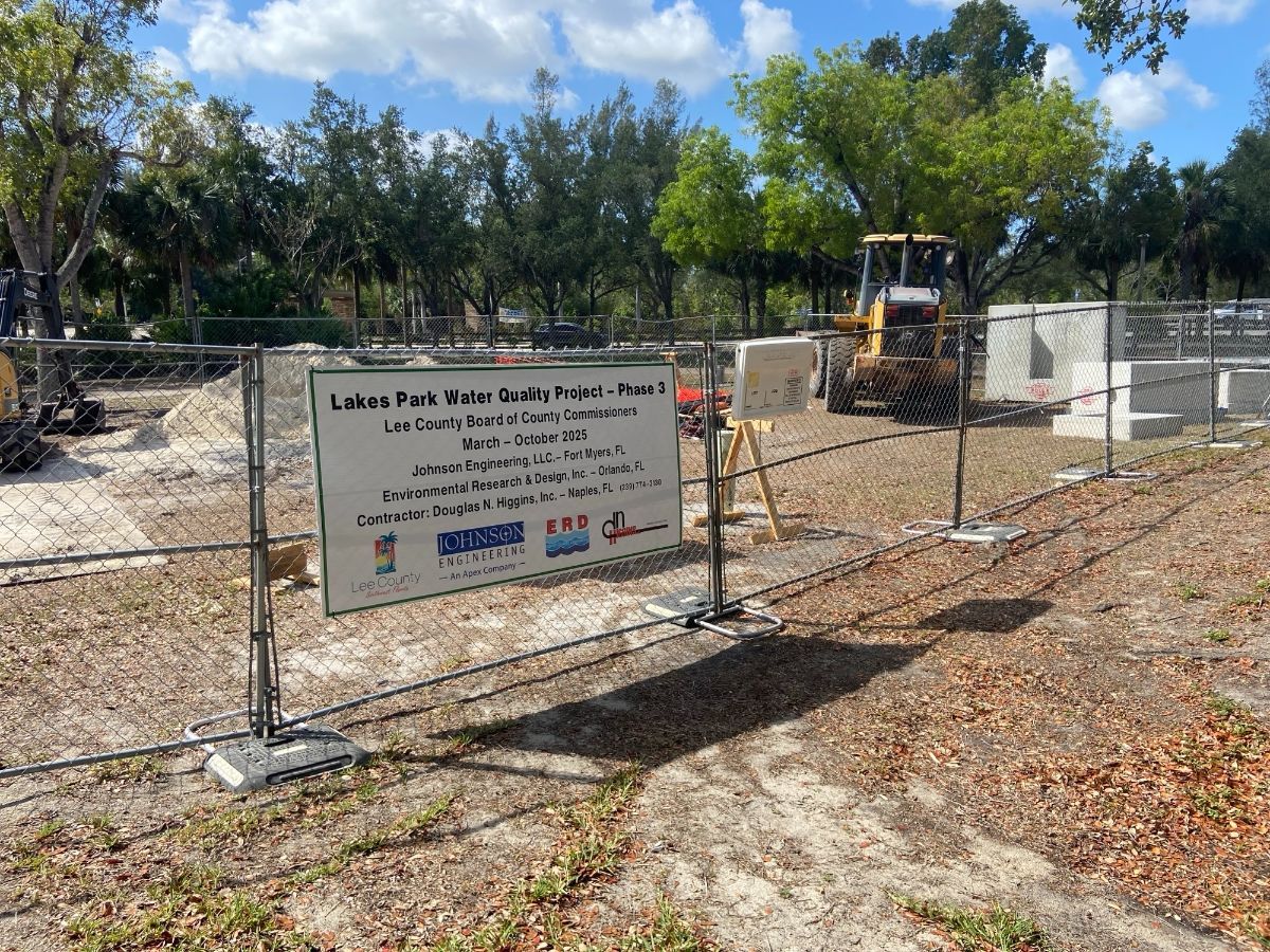 A construction site with a fence and a sign that says lake park